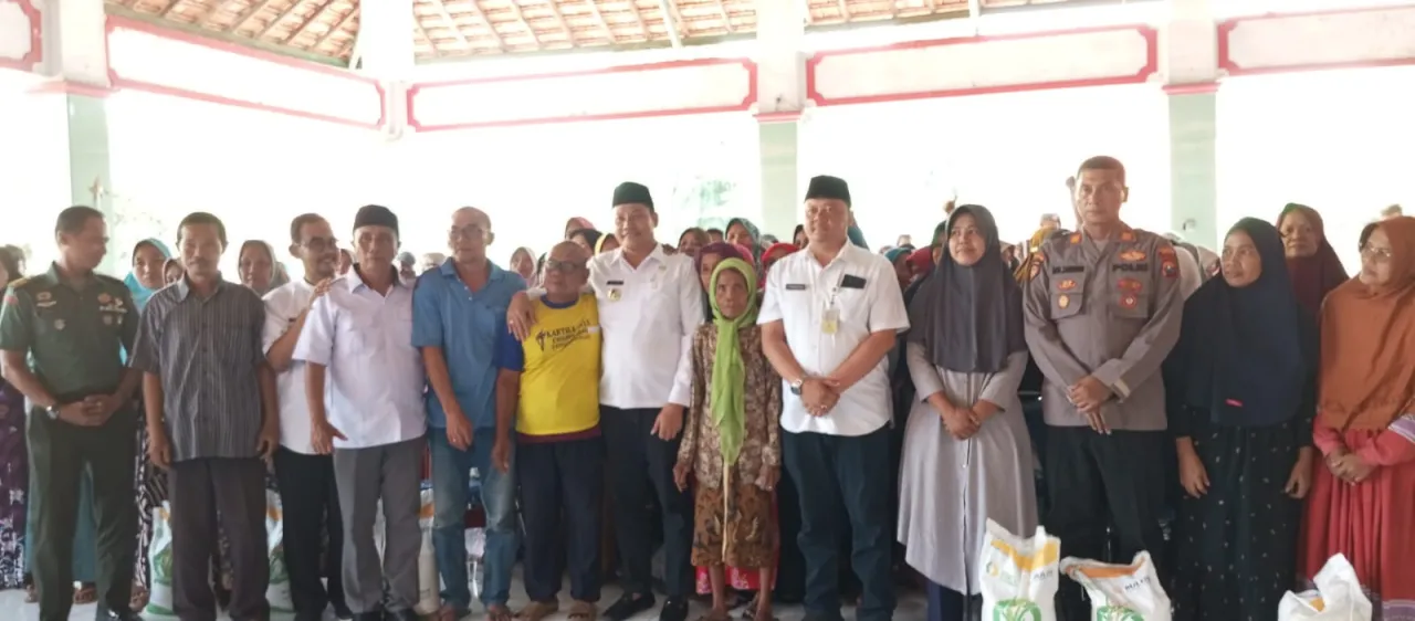 Pemdes Jatialun Alun Beserta Plt Bupati Distribusikan Bantuan Beras Tahap ll Tahun 2024