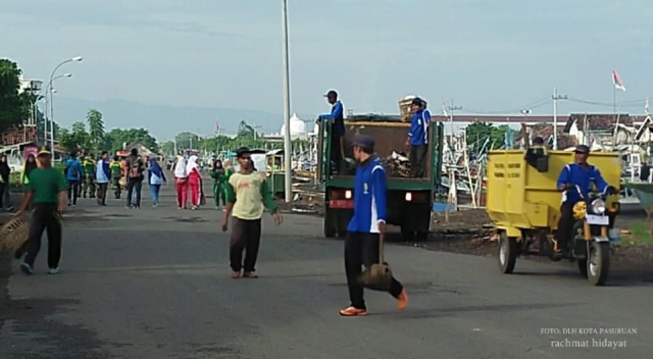DLHKP Kota Pasuruan Potong Ranting Pohon yang Halangi Lampu di Tepi Jalan