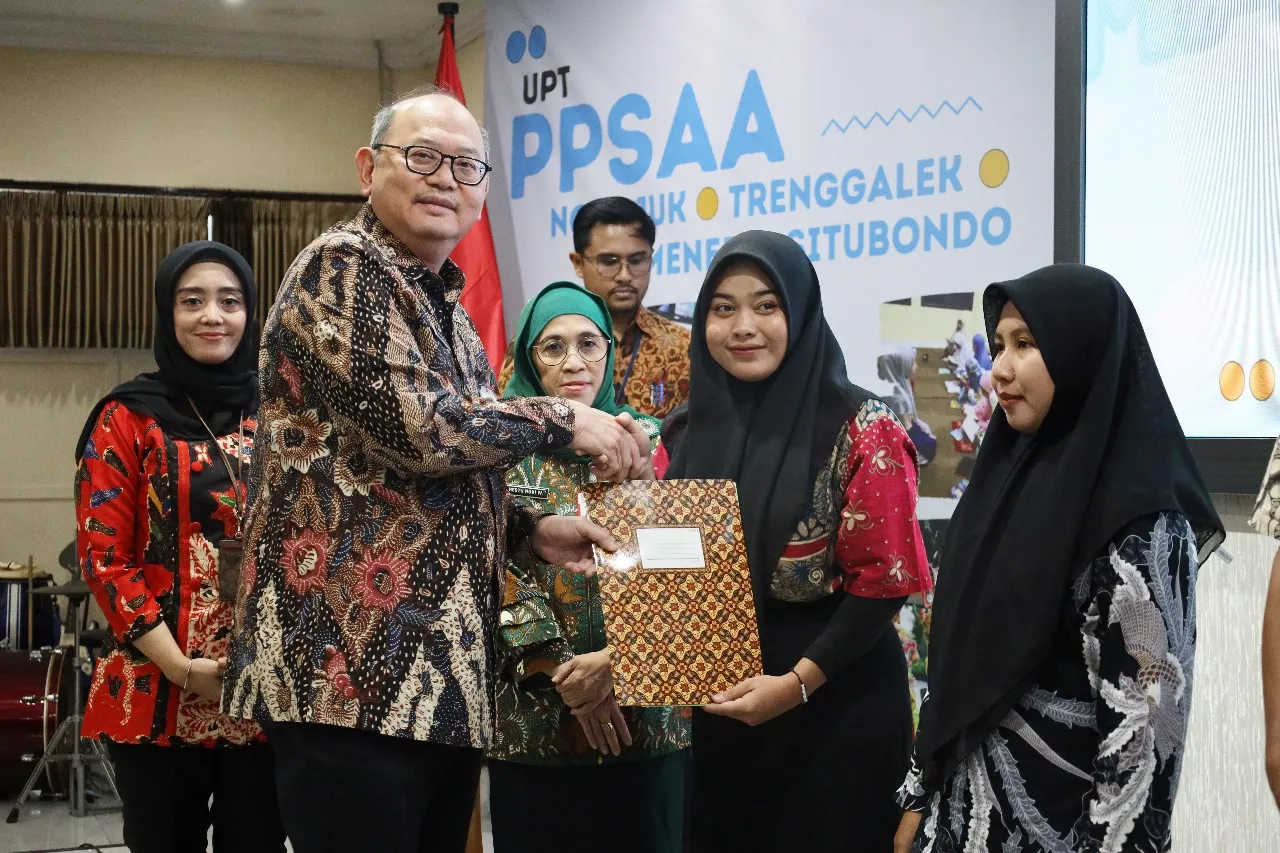 Pj Sekdaprov Jatim Bobby Soemiarsono Lepas 300 PM UPT Dinsos Jatim Klaster Anak dan Remaja