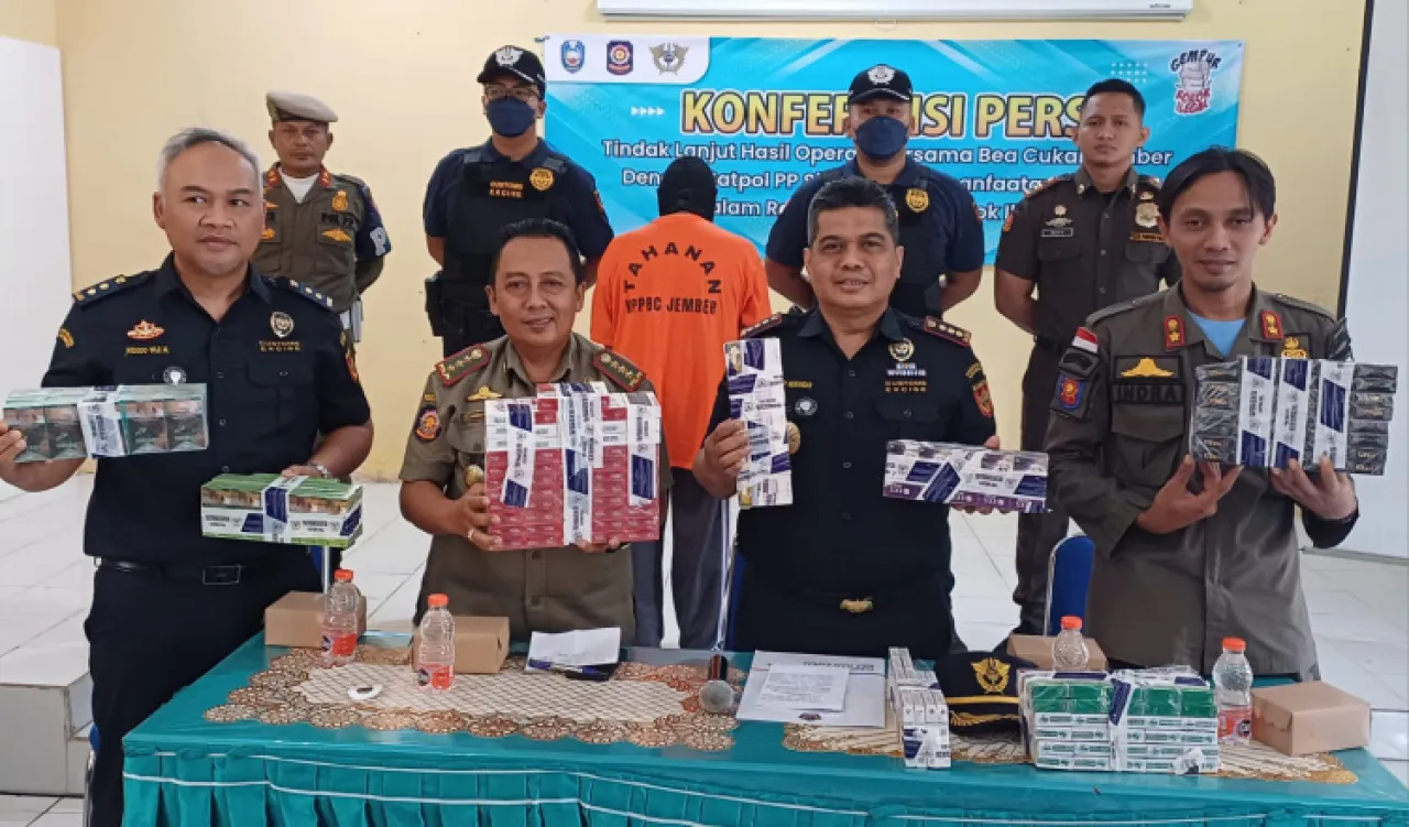 Pengedar Rokok Ilegal Dilimpahkan ke Kejari Situbondo