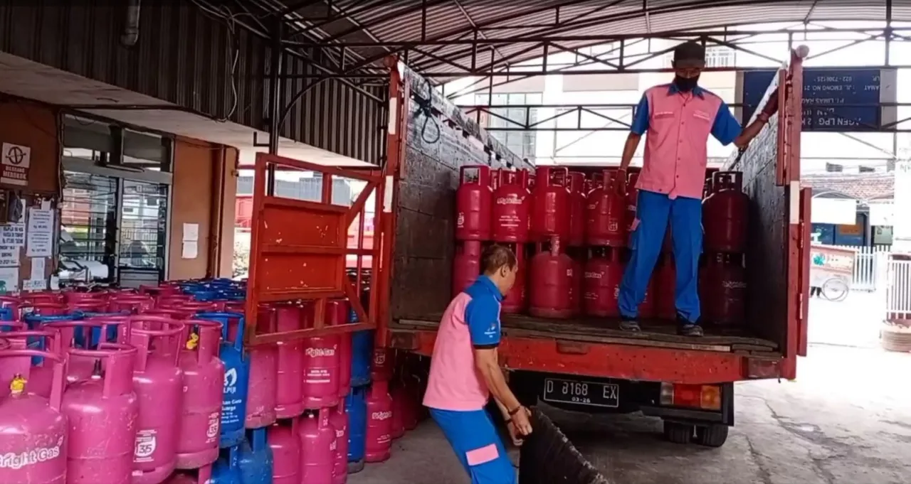 Pembelian BBM dan LPG Subsidi Dibatasi, Tanda akan Naik