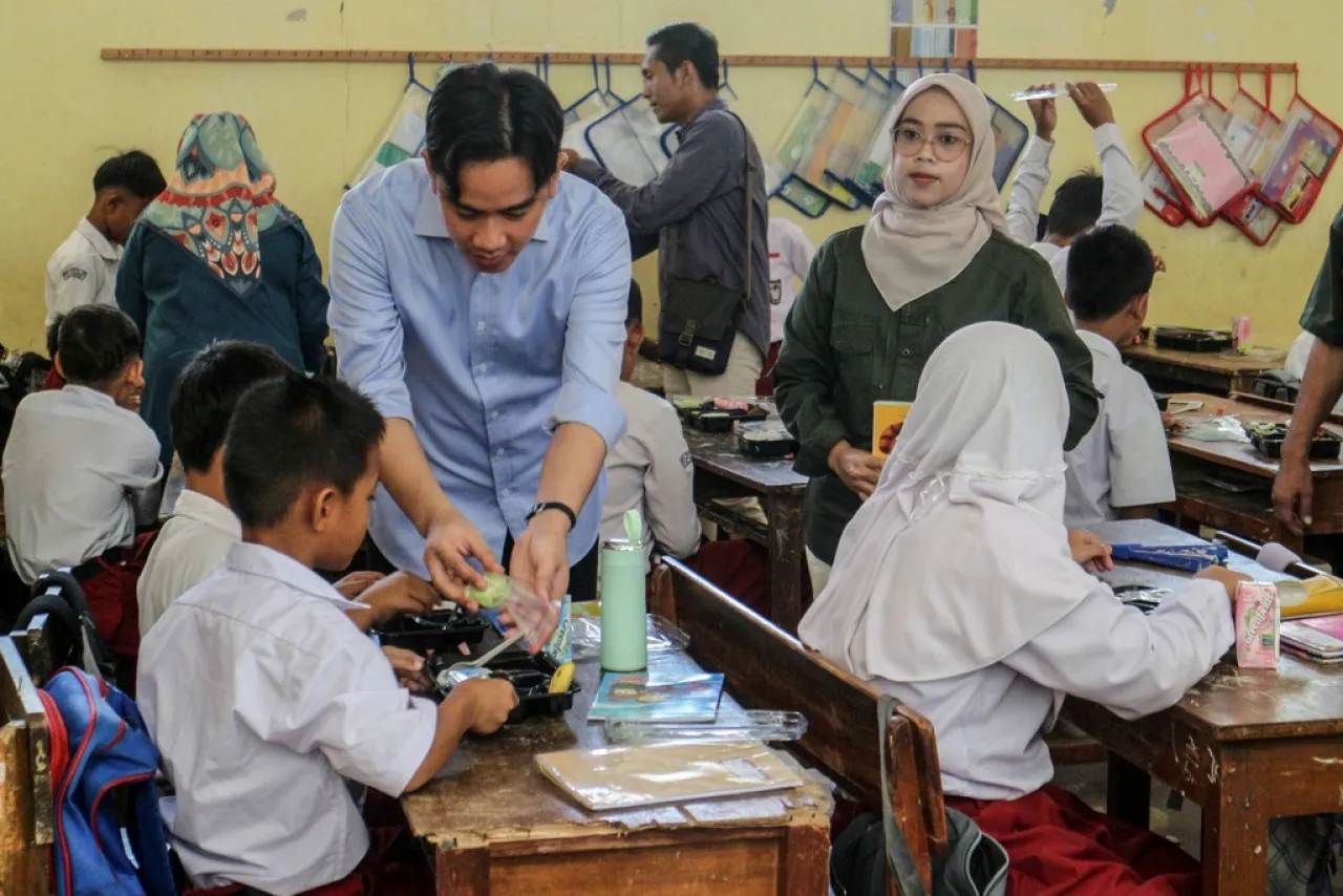Gibran Hanya Turunkan Anggaran Makan Bergizi Rp 100