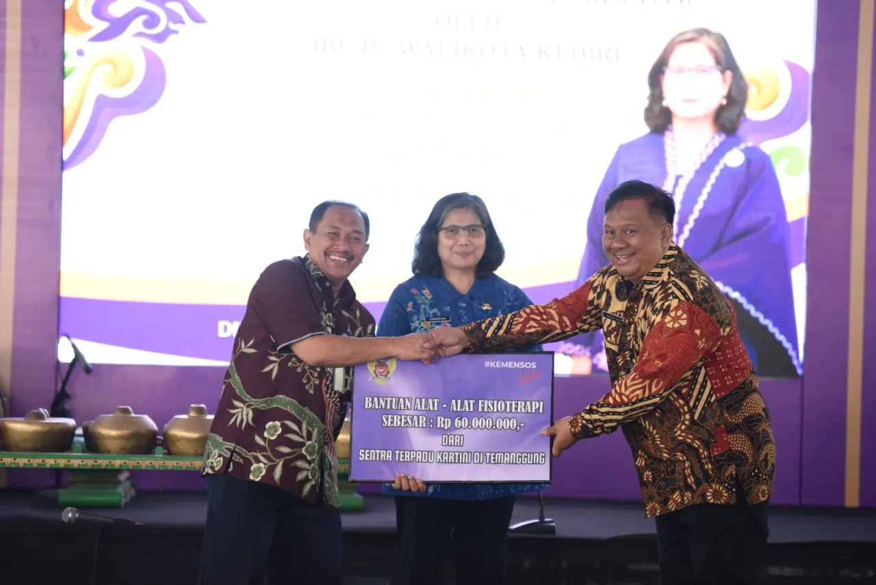 Pj Wali Kota Kediri Beri Santunan Ke 1.689 Anak Yatim di Kota Kediri