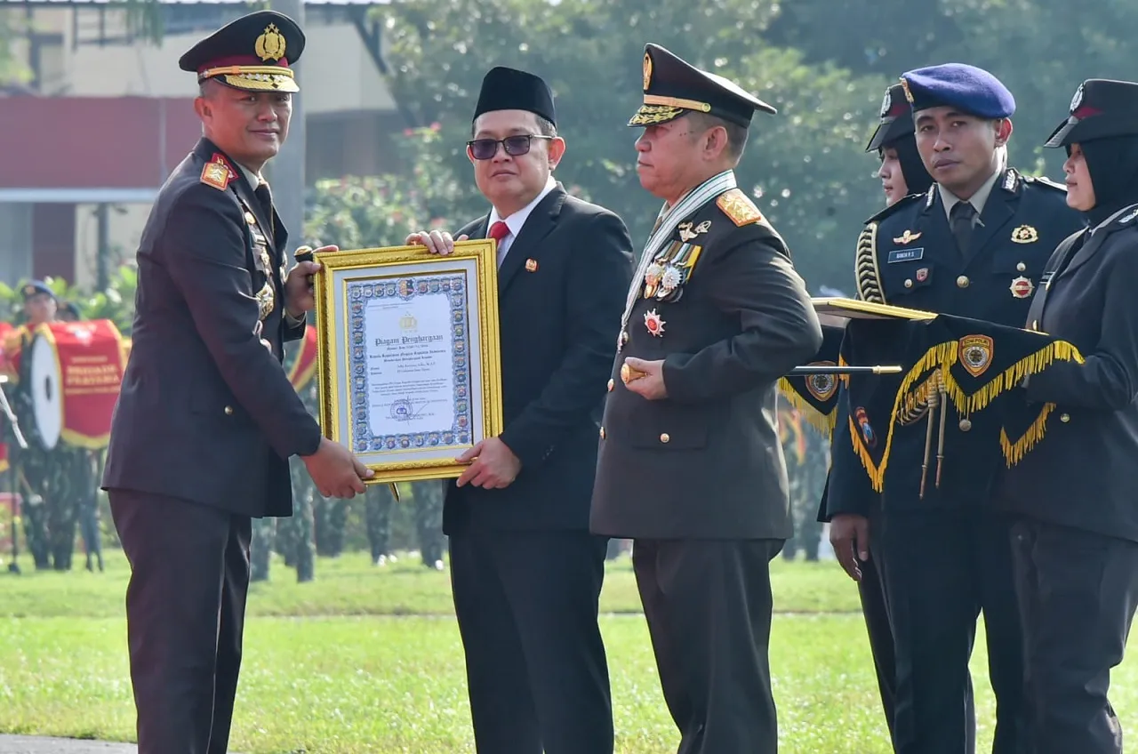 Pj Gubernur Jatim Terima Piagam dan Pin Emas dari Kapolri di Hari Bhayangkara ke-78