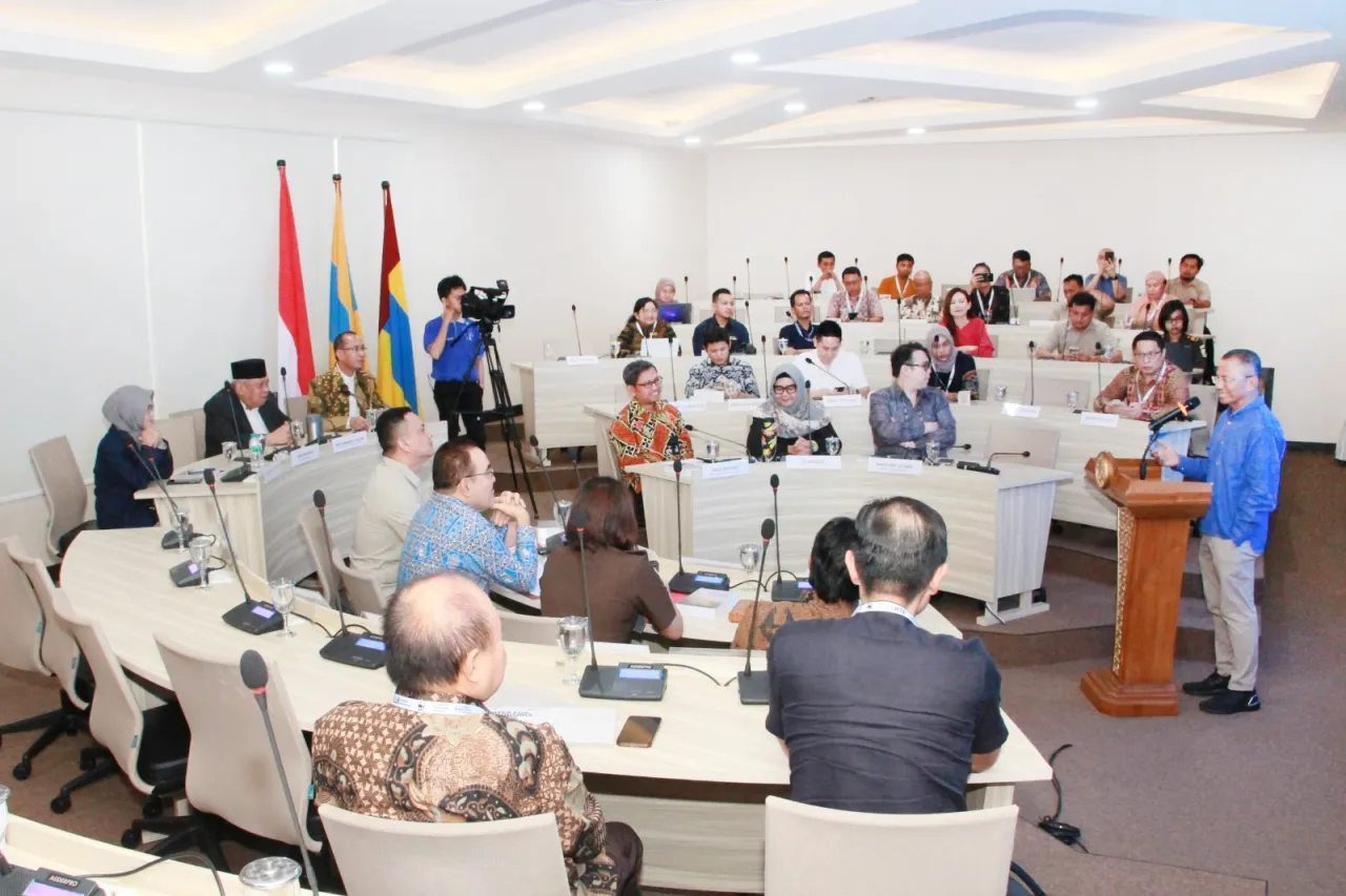 Dukung Transisi Energi, PLN Gelar Seminar "Paradoks Dekarbonisasi: Peluang dan Tantangan" di Unair