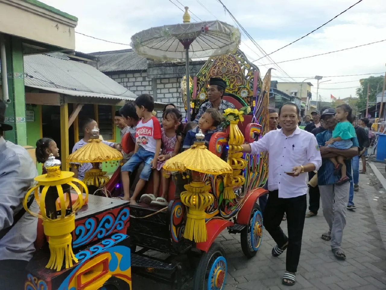 Desa Sukorejo Kembali Lestarikan Budaya Ngarak Pengantin Keliling Kampung