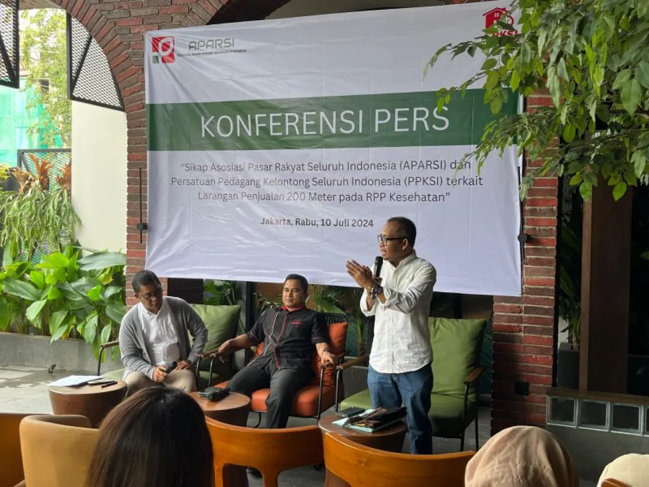 Baca juga : Pasar Rakyat dan Warung Kelontong Protes, Minta Larangan Jual Rokok 200 Meter pada RPP Kesehatan Dihapus