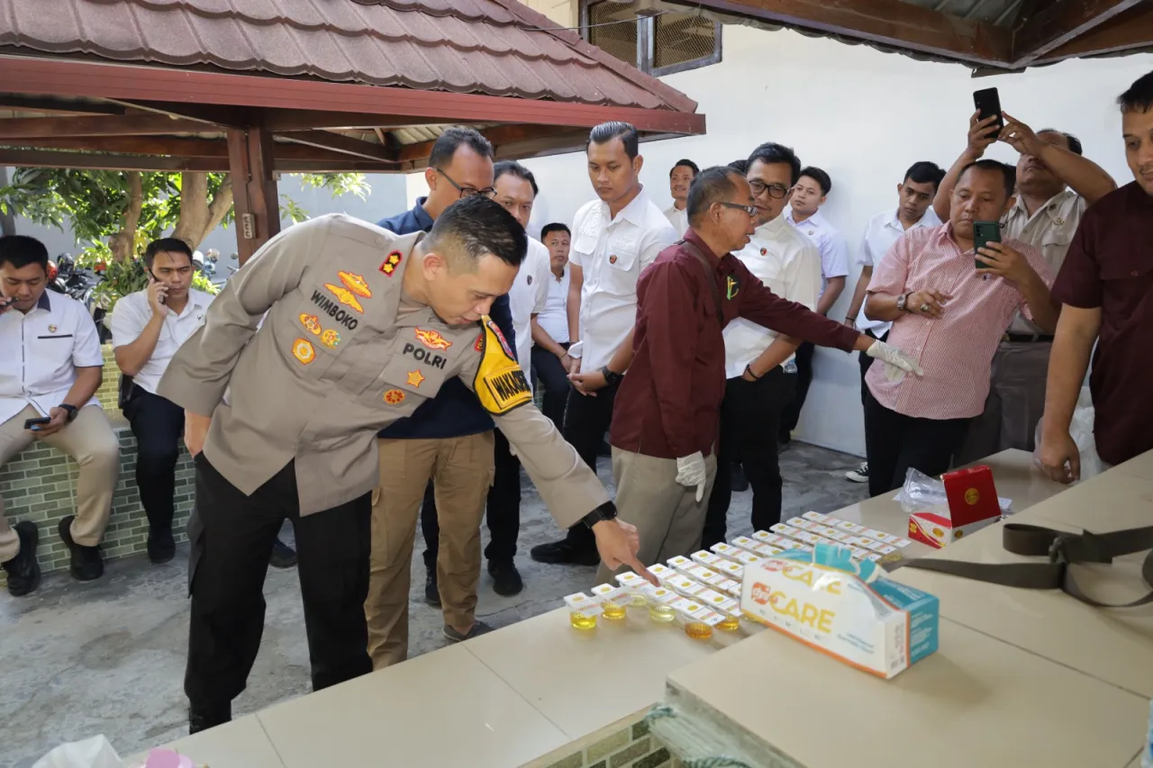 Polrestabes Surabaya Lakukan Tes Urine Anggota Satreskrim