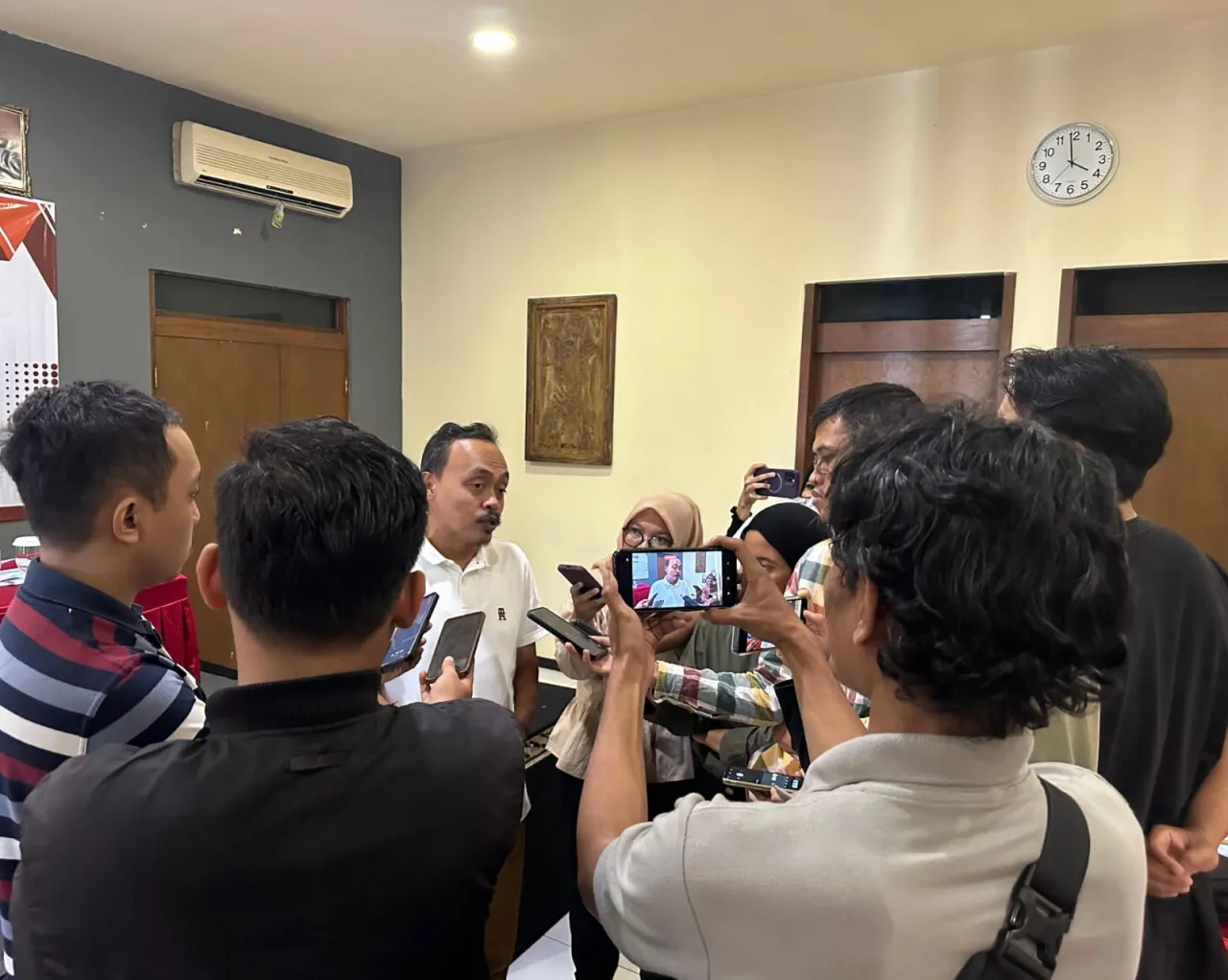 Survei Pilgub Jatim Proximity: Khofifah Unggul Jauh Dari Risma