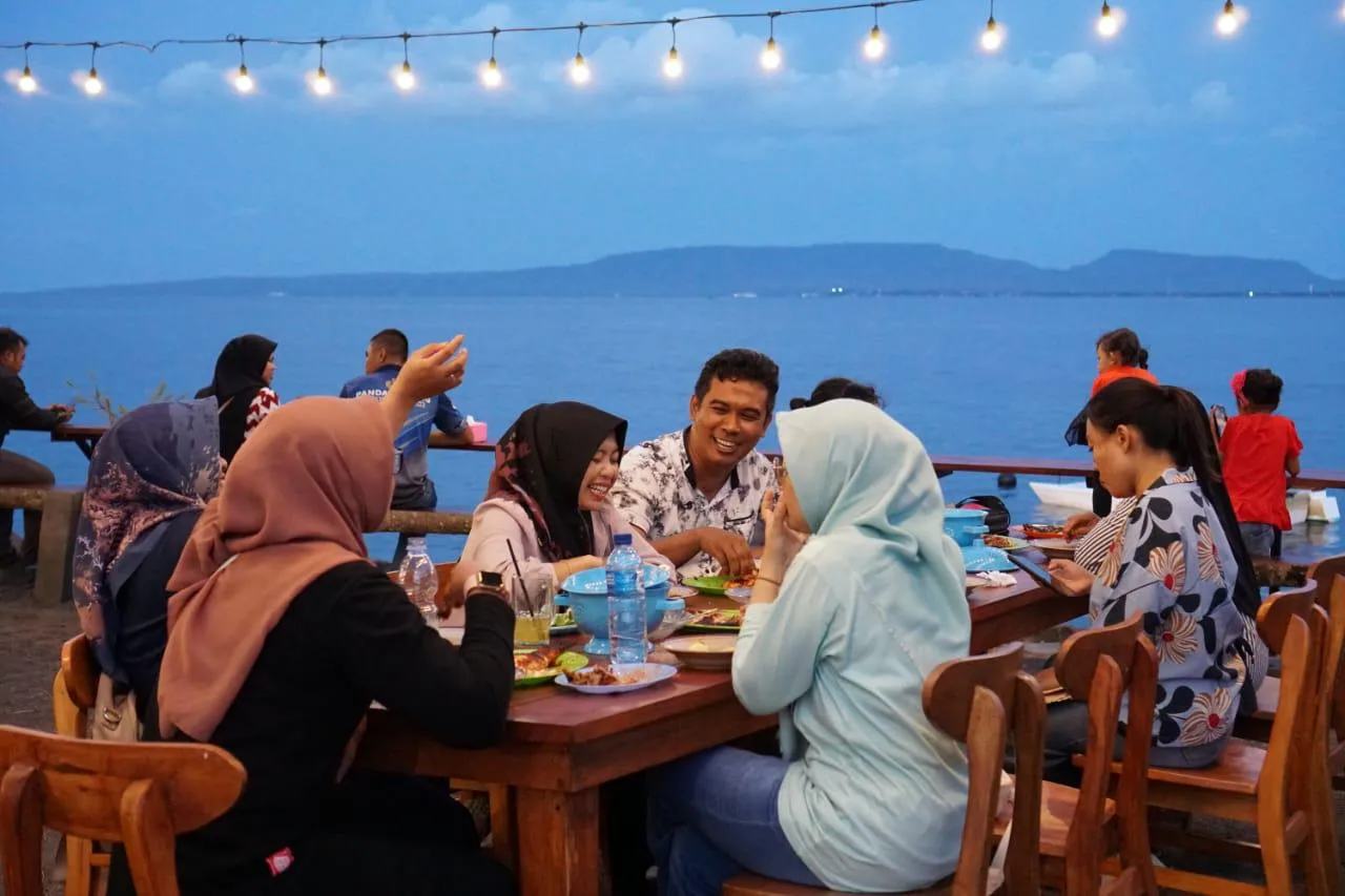Bantu Nelayan Tingkatkan Pendapatan, PLN Fasilitasi Rumah Apung Warga Kampung Mandar