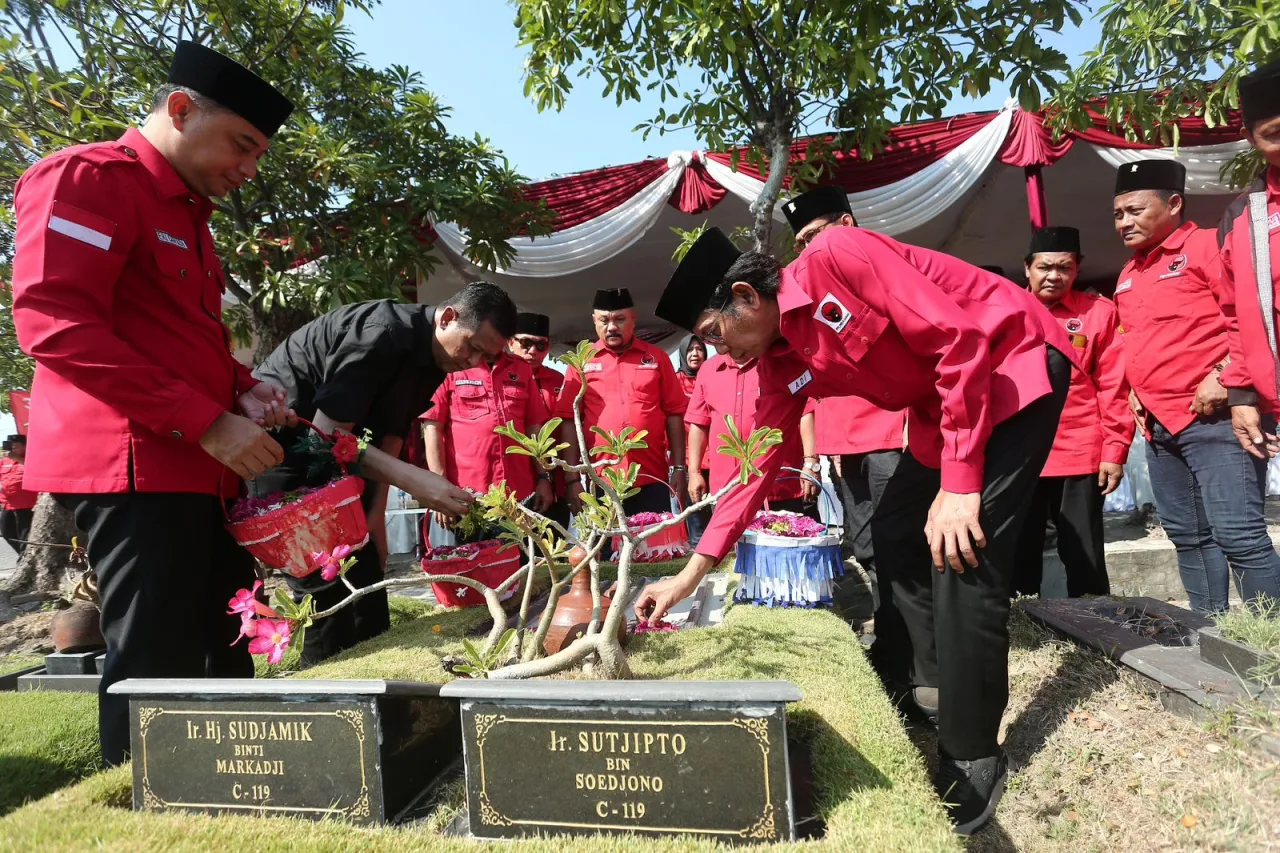 Peringati 27 Juli 1996, Kader PDIP Surabaya Ziarahi Makam Ir. Sutjipto dan Tokoh PDI Promeg