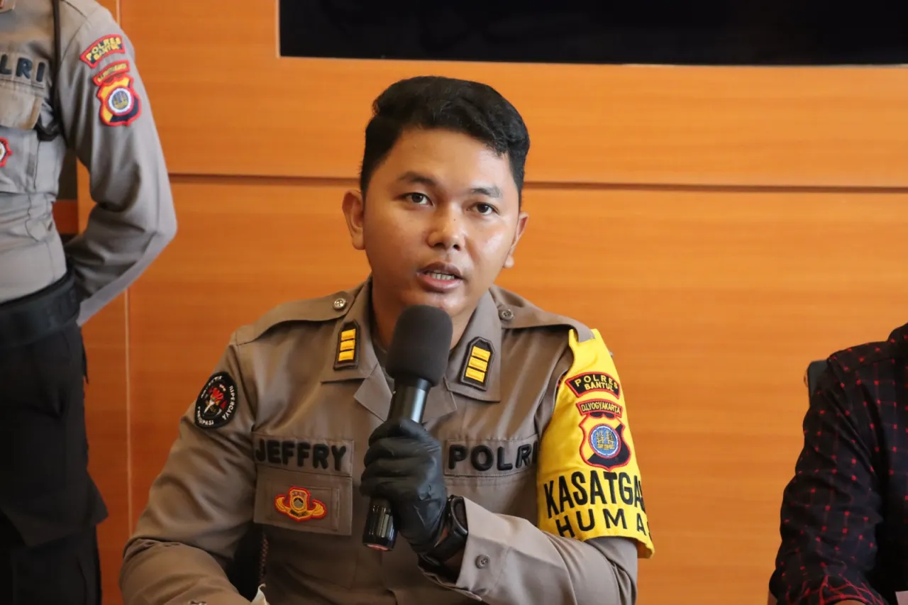 Baca juga : Kisah Polisi Diviralkan Warga, Dituduh Beckingi Debt Collector, Pimpinannya Merespon