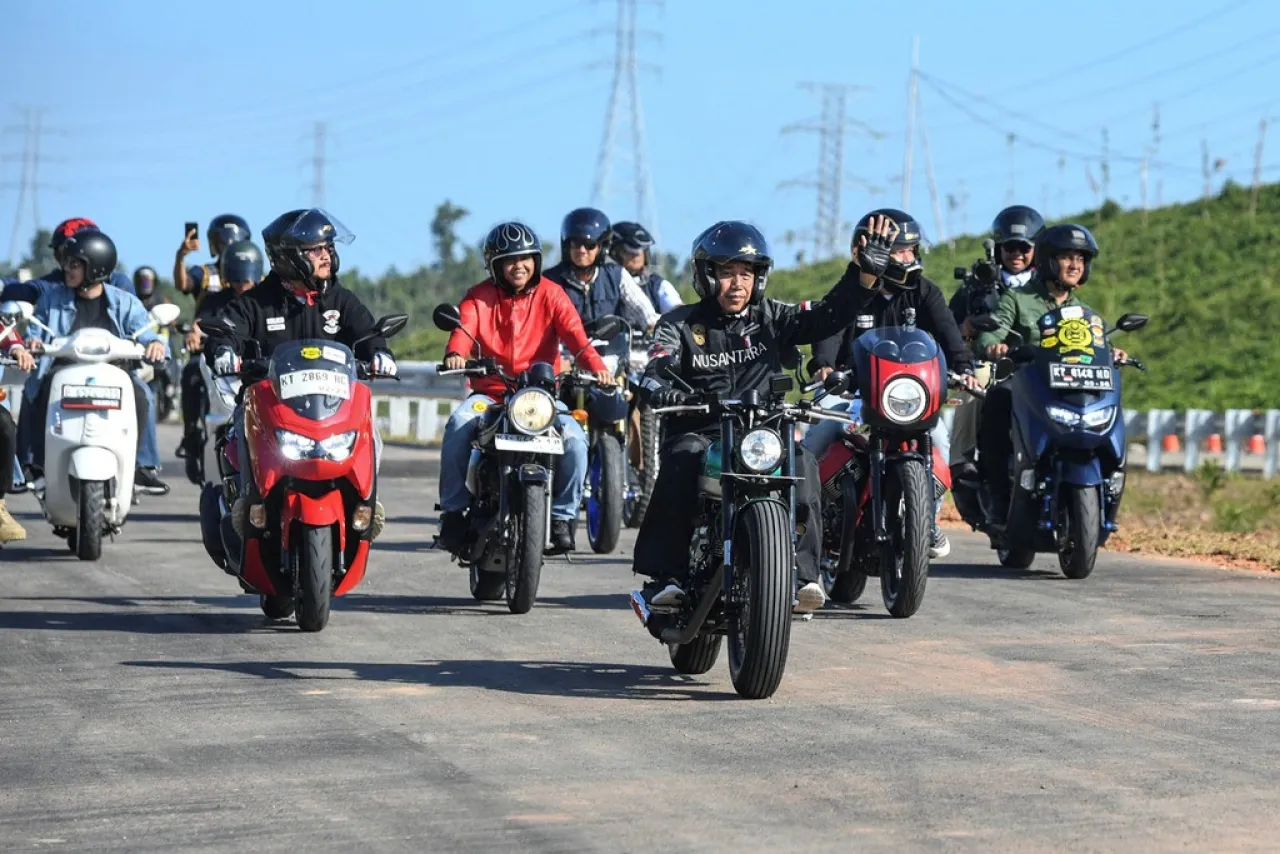 Jokowi Konvoi dengan Artis, Jajal Jalan Tol di IKN