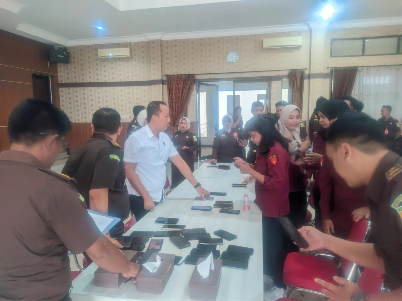 Perangi Judi Online, Kejari Situbondo Cek Hp Pegawai