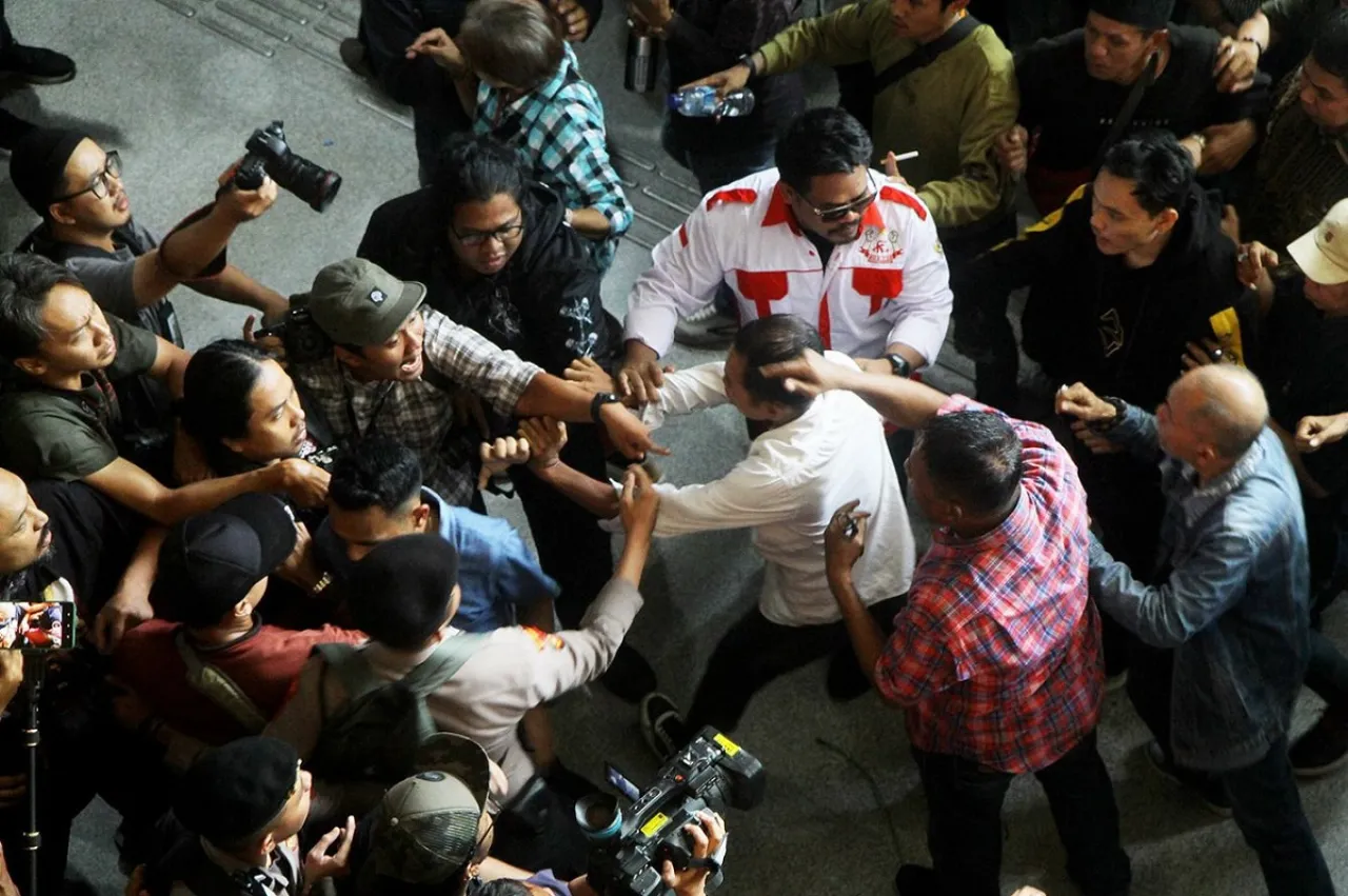 Saat Terdakwa SYL Pikir-pikir atas Hukumannya, Ormas Pendukungnya Tendang Wartawan