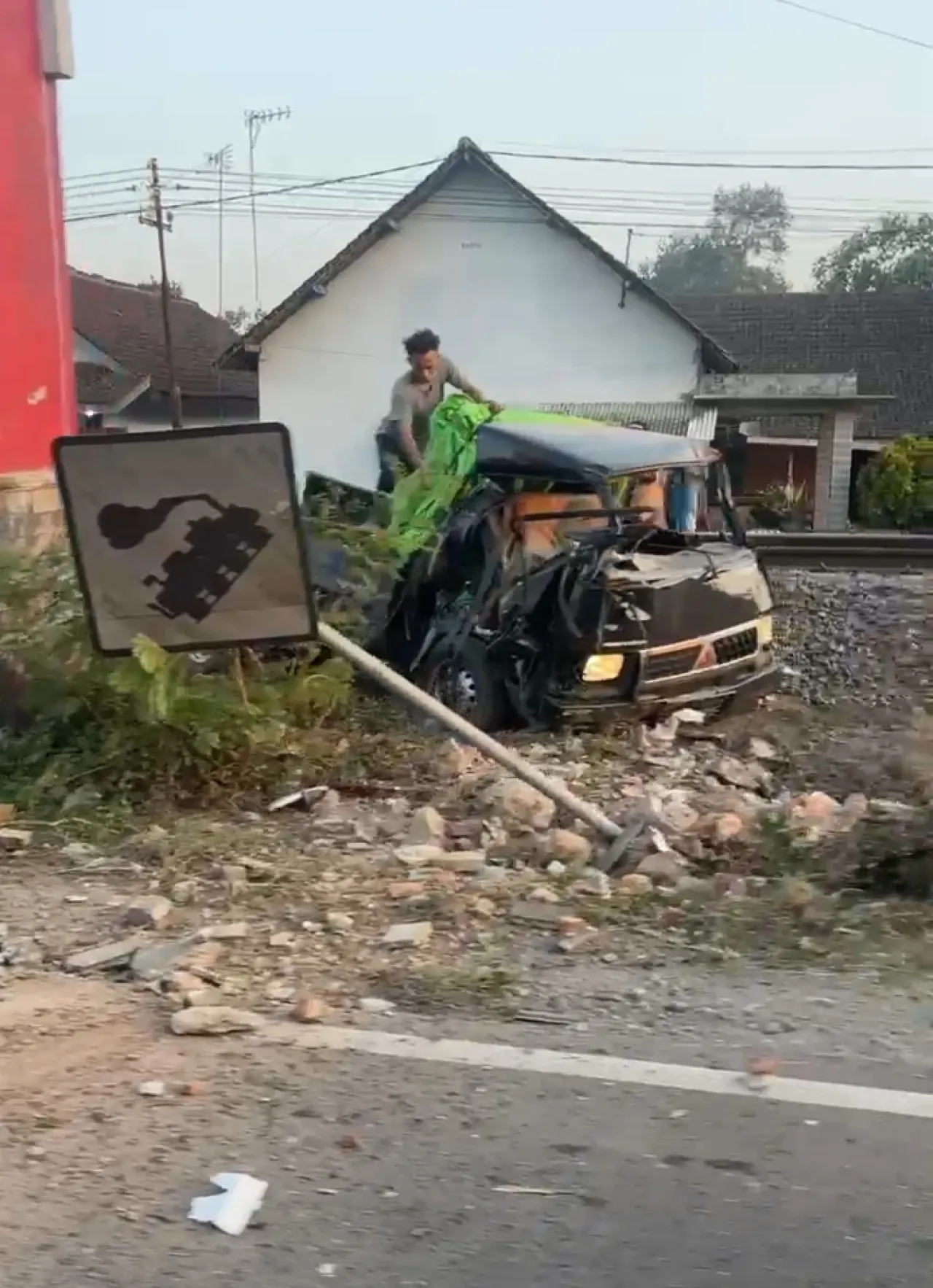 Terobos Perlintasan Rel KA, Pickup Tertabrak Kereta Api, Sopir Tewas