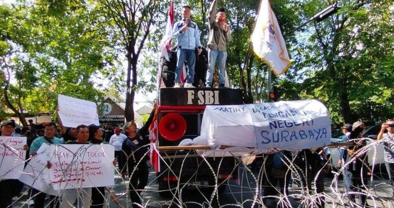 PN Surabaya 'Disegel' Massa, Protes Ronald Tannur Bebas