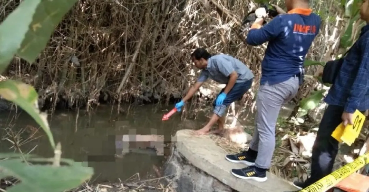Mayat Pria Nyaris Telanjang Ditemukan di Sungai Kecil