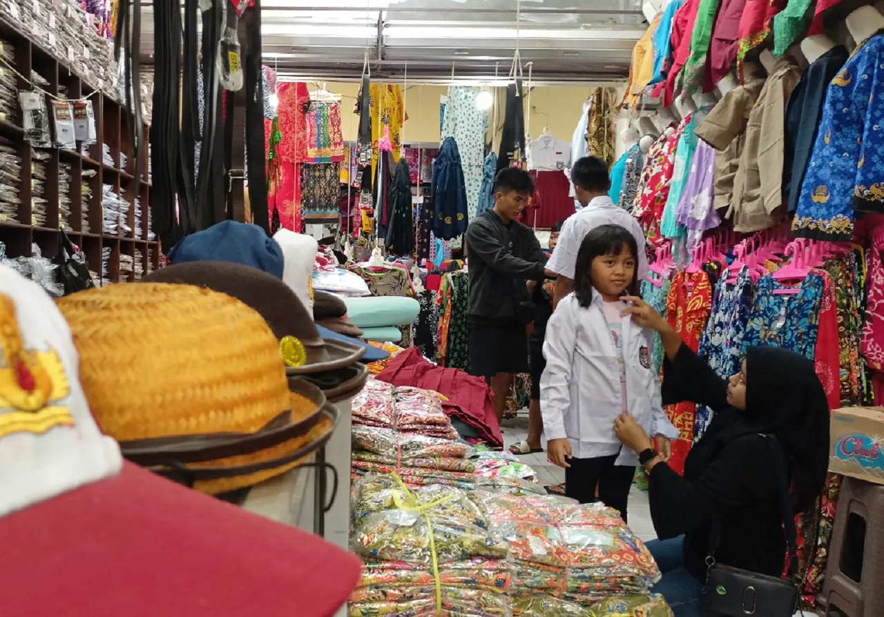 Bantuan Seragam Sekolah Gratis Rp 2,1 Miliar SD-SMP di Kota Blitar Molor