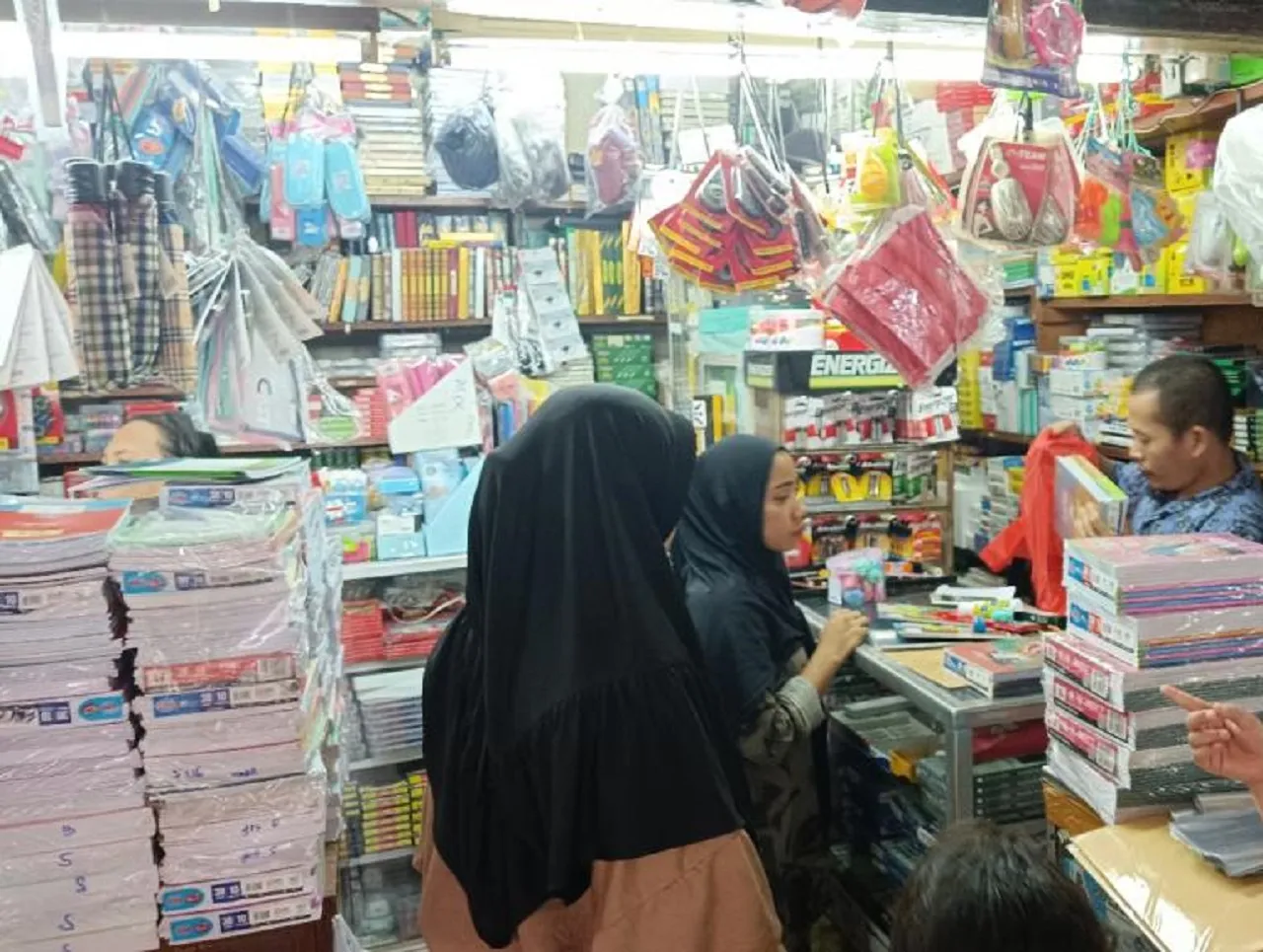 Penjualan Alat Tulis di Pasar Tuban Meningkat Hampir 100 Persen