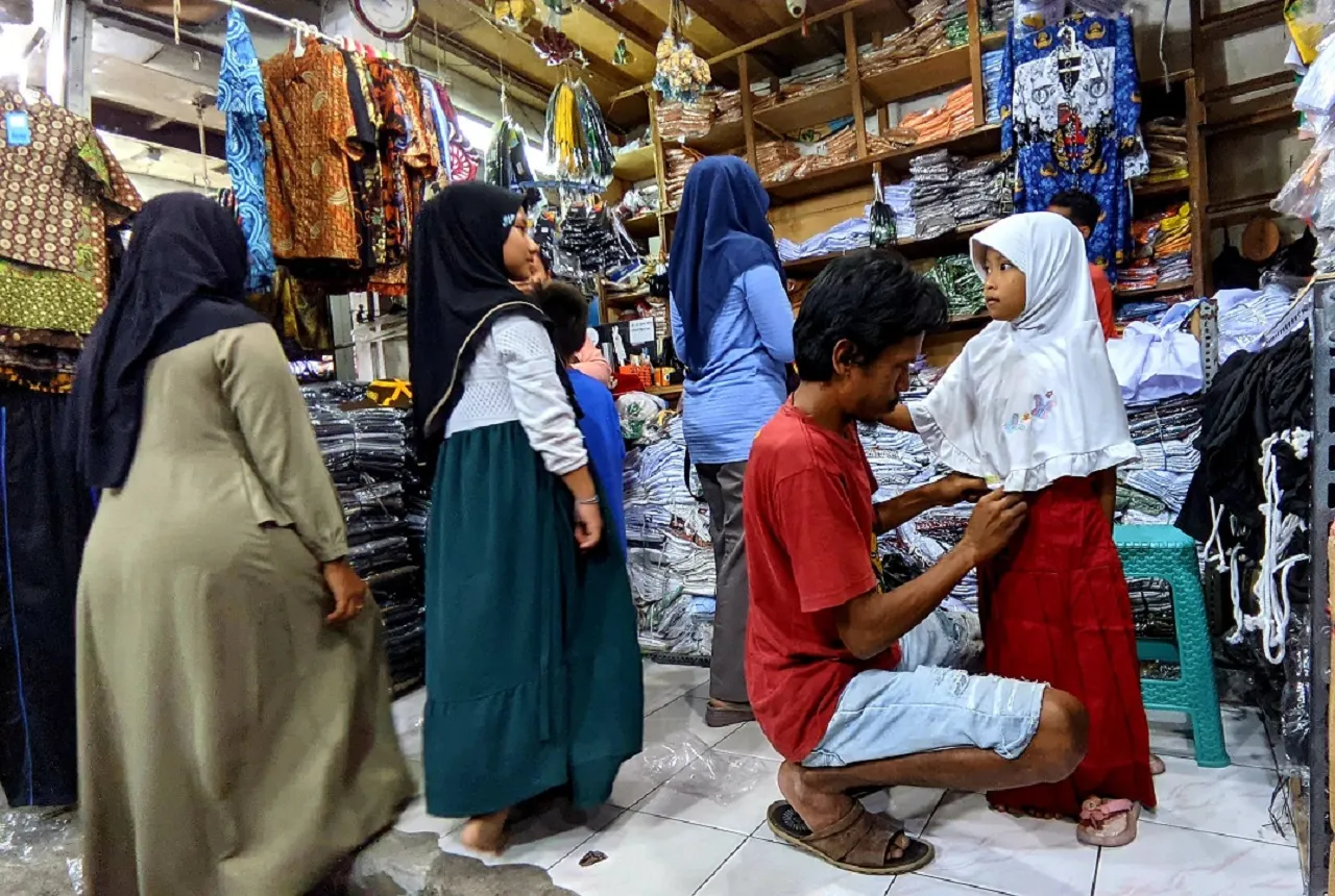 Pasar Kota Bojonegoro Diserbu Pengunjung, Seragam Sekolah Laris Manis