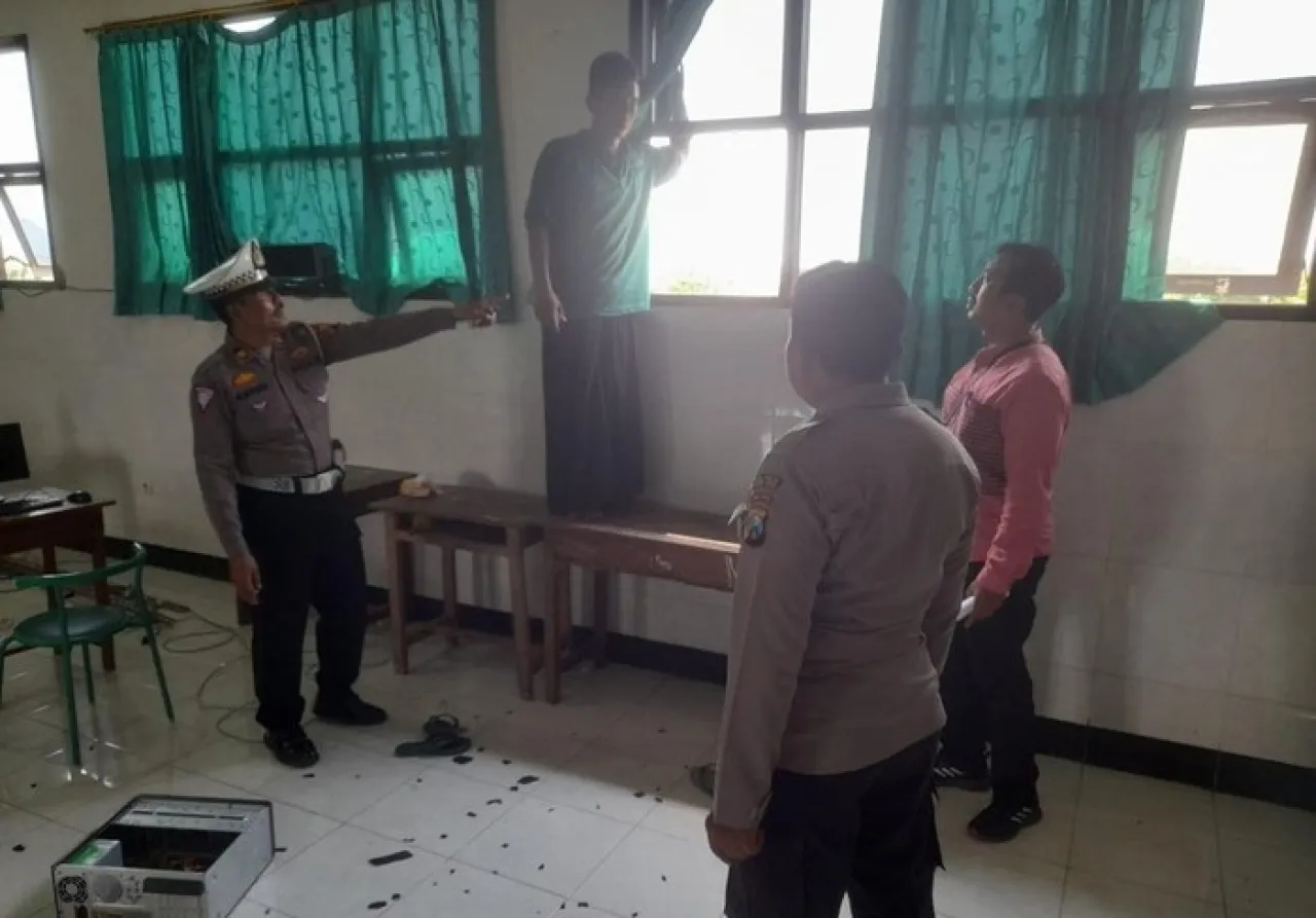 Terjatuh saat Pasang Kabel WiFi, Tukang Kebun Tewas