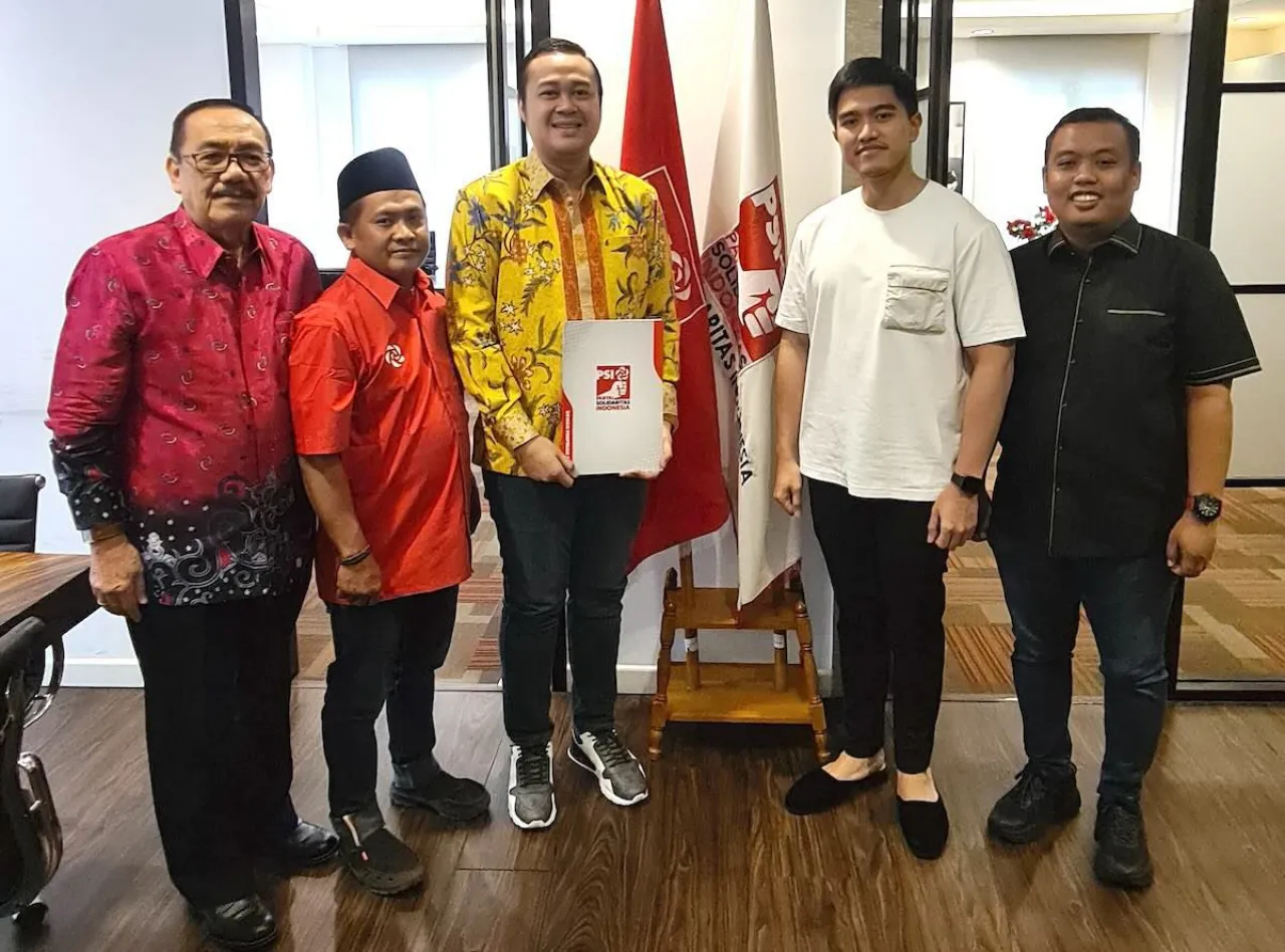 Maju Calon Wali Kota Surabaya Bayu Airlangga Terima Surat Tugas dari PSI