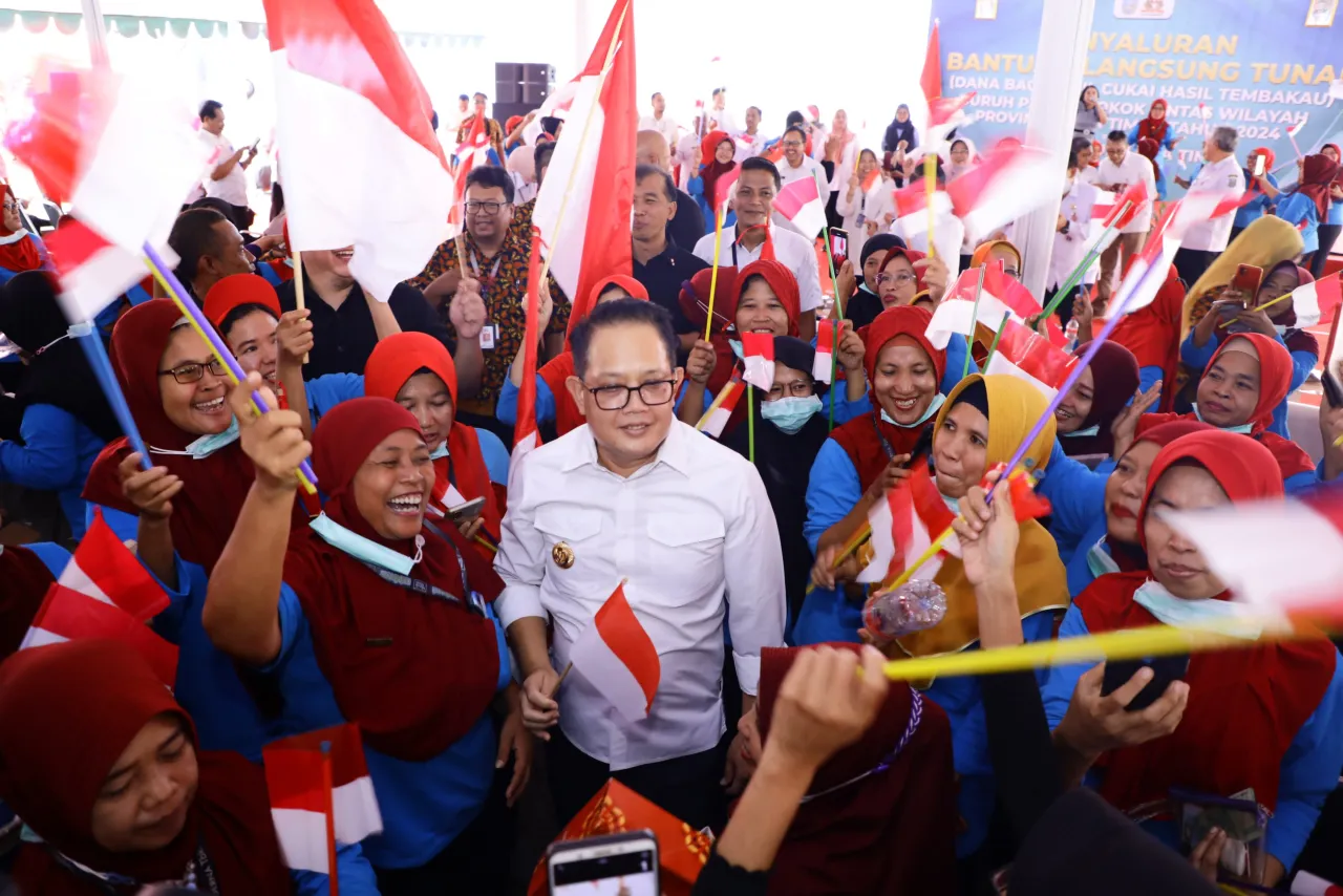 Pj Gubernur Adhy Salurkan BLT DBHCHT Kepada 4.209 Buruh Pabrik Rokok Wilayah Surabaya