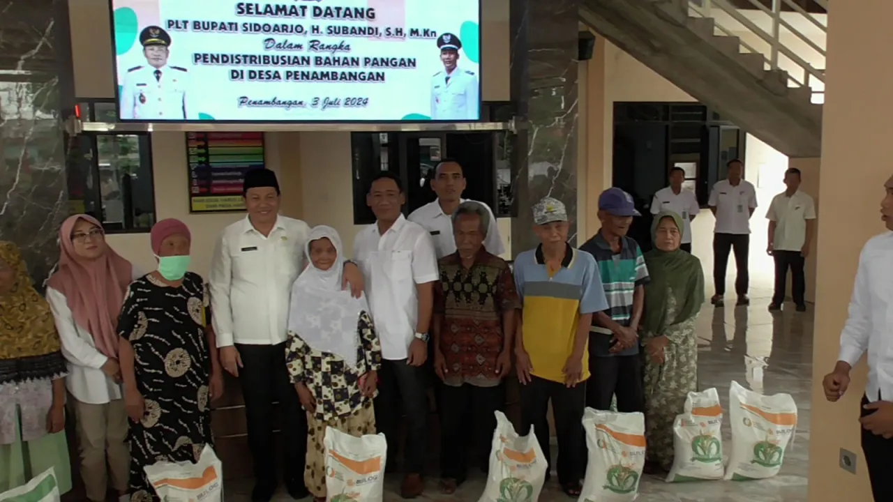 Ringankan Beban Warga, Plt Bupati Sidoarjo Salurkan Bansos Beras di Desa Penambangan