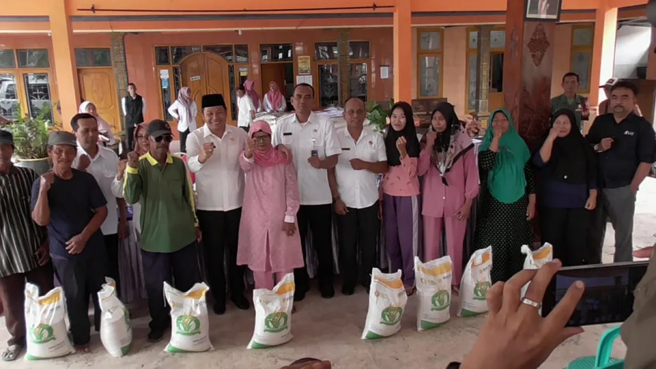 Datang ke Desa Sumokembangsri, Plt Bupati Sidoarjo Salurkan Bansos Beras pada Ratusan Warga