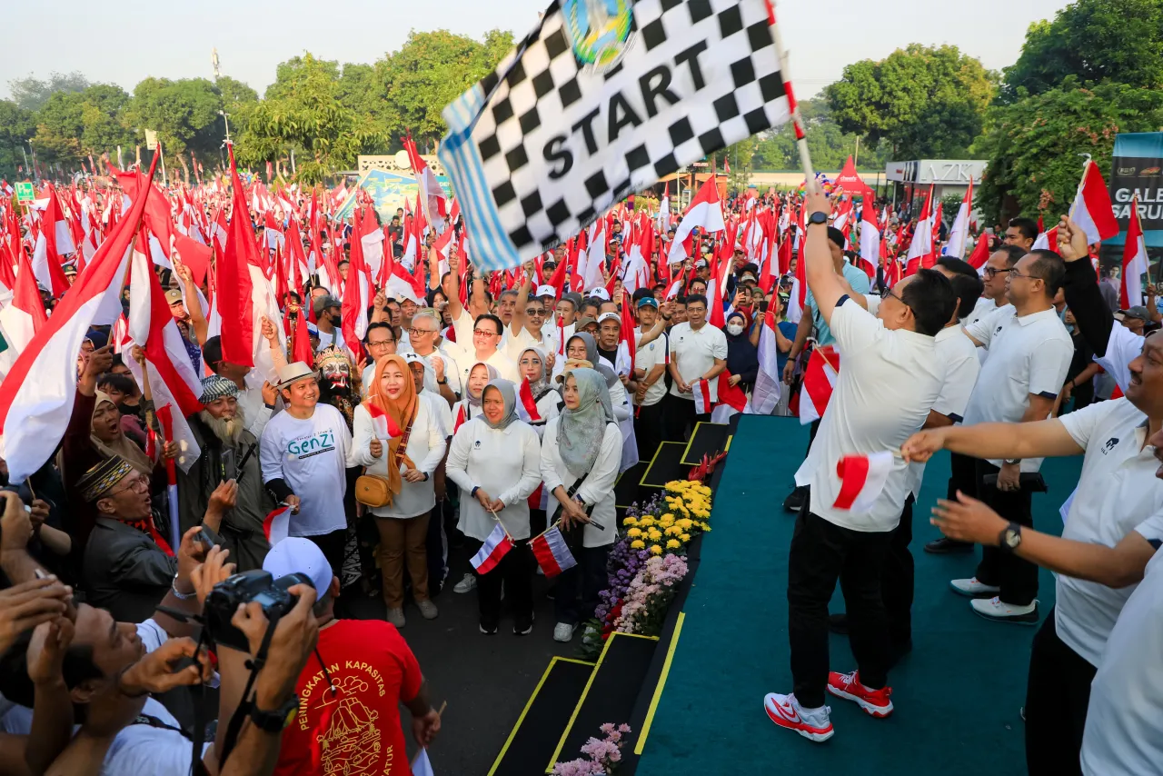 Pemprov Jatim Raih Rekor Dunia MURI Pengibaran Bendera Merah Putih Terbanyak di Lingkungan Masjid