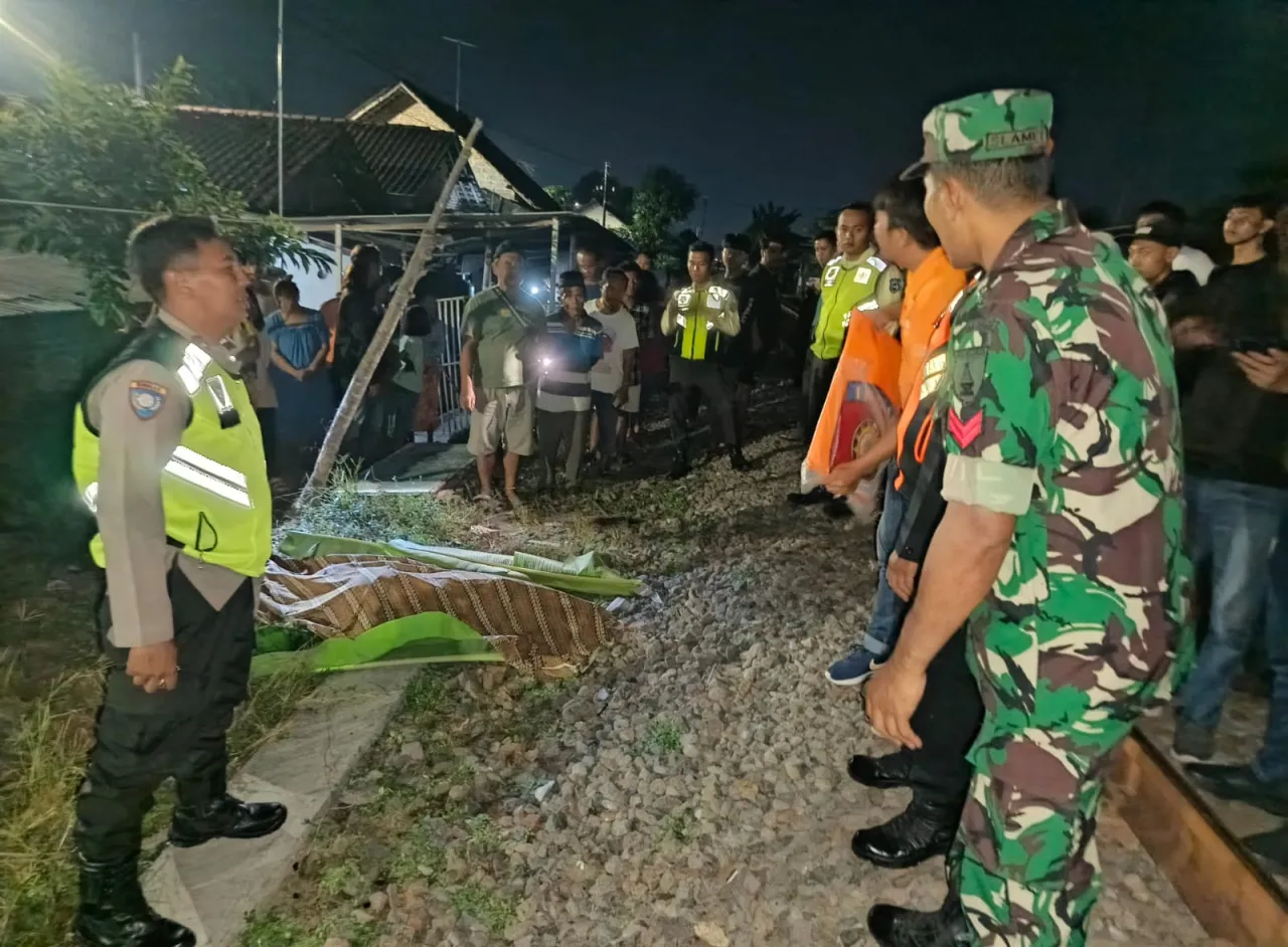 Pria di Blitar Tertabrak Kereta saat Tengah Memilah Sampah