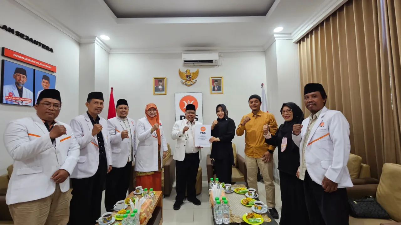 Serahkan SK DPP PKS, Dukung Ikfina dan Ning Ika Maju Cakada Kabupaten dan Kota Mojokerto