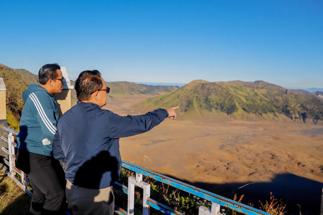 Kunjungi Puncak B29 Lumajang, Pj Gubernur Adhy Ajak Wisatawan Nikmati Keindahan Negeri di Atas Awan