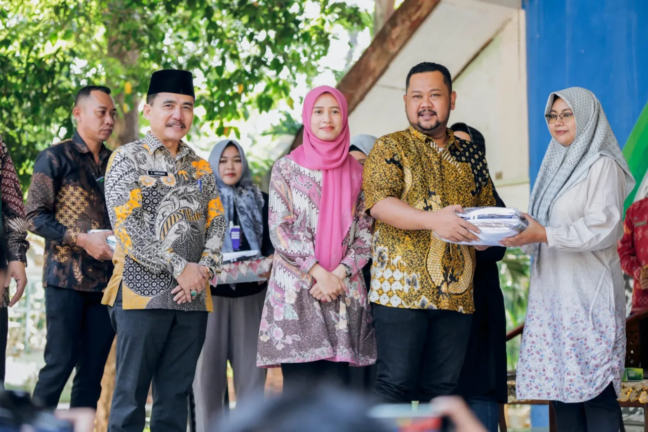 Bupati Gresik Kampanyekan Gerakan Aksi Bergizi dan Bagikan Seragam Gratis  