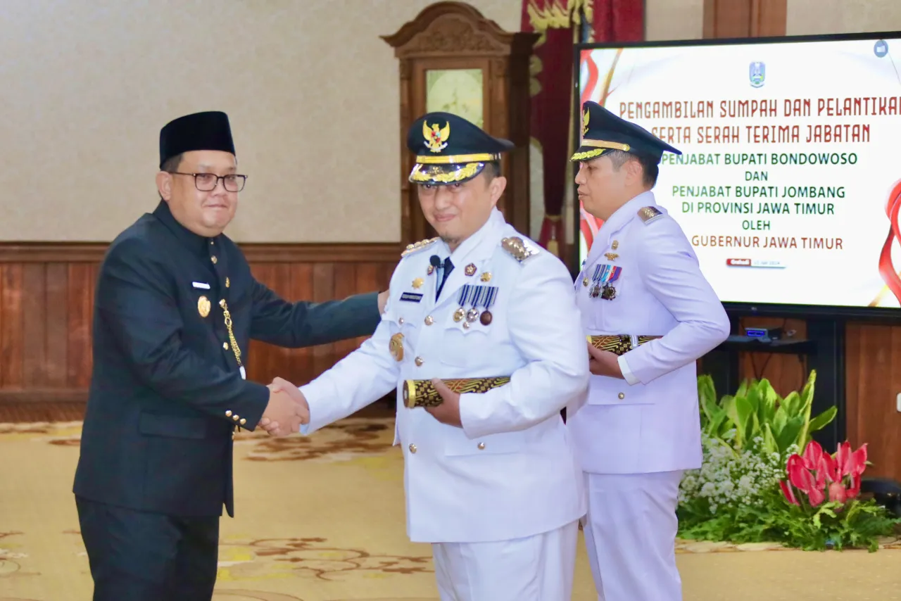 Pj Gubernur Adhy Lantik Pj Bupati Bondowoso dan Pj Bupati Jombang