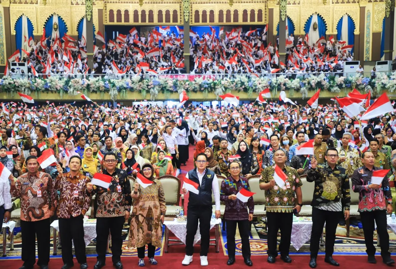 Pj Gubernur Adhy Serahkan 7.201 SK PPPK Pemprov Jatim