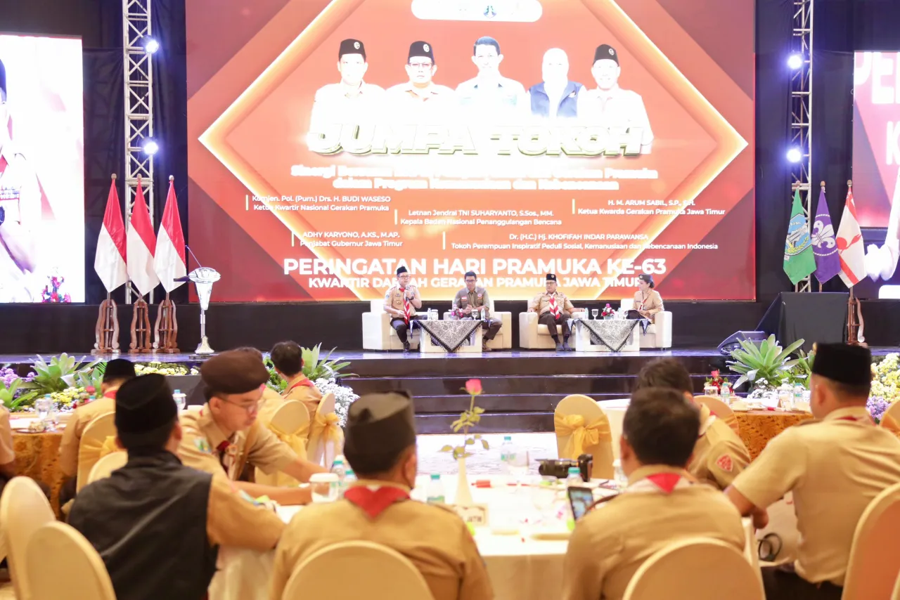 Pj Gubernur Adhy Terima Pin Emas dari BNPB