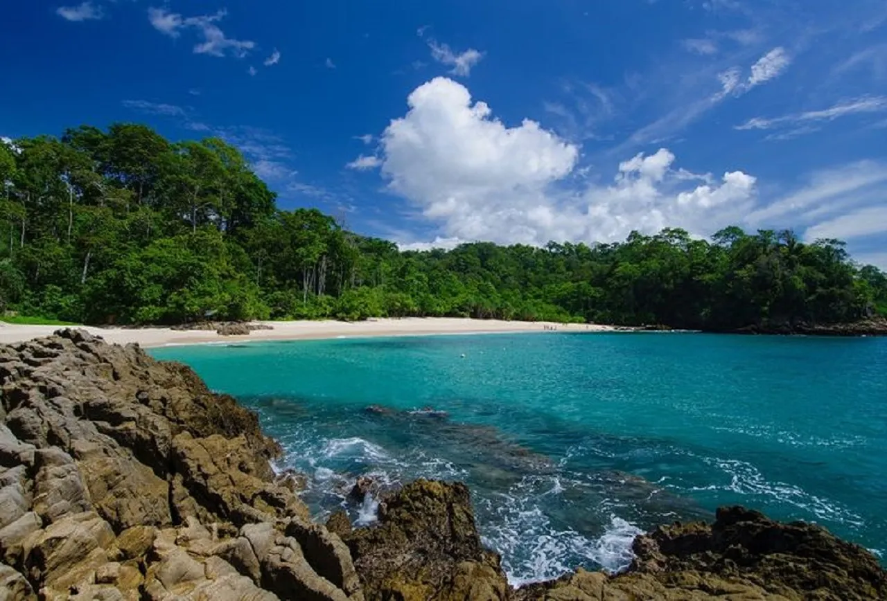 Panorama Wisata Teluk Hijau Banyuwangi, Paduan Maldives dan Raja Ampat