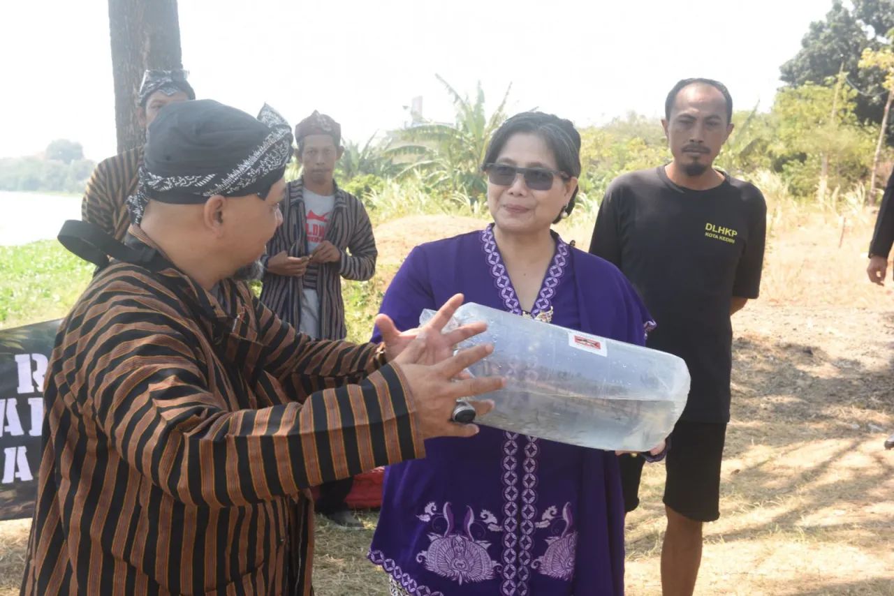 Pj Wali Kota Kediri Zanariah Tebar 35.000 Benih Ikan Bersama WWI Regional Kediri di Sungai Brantas