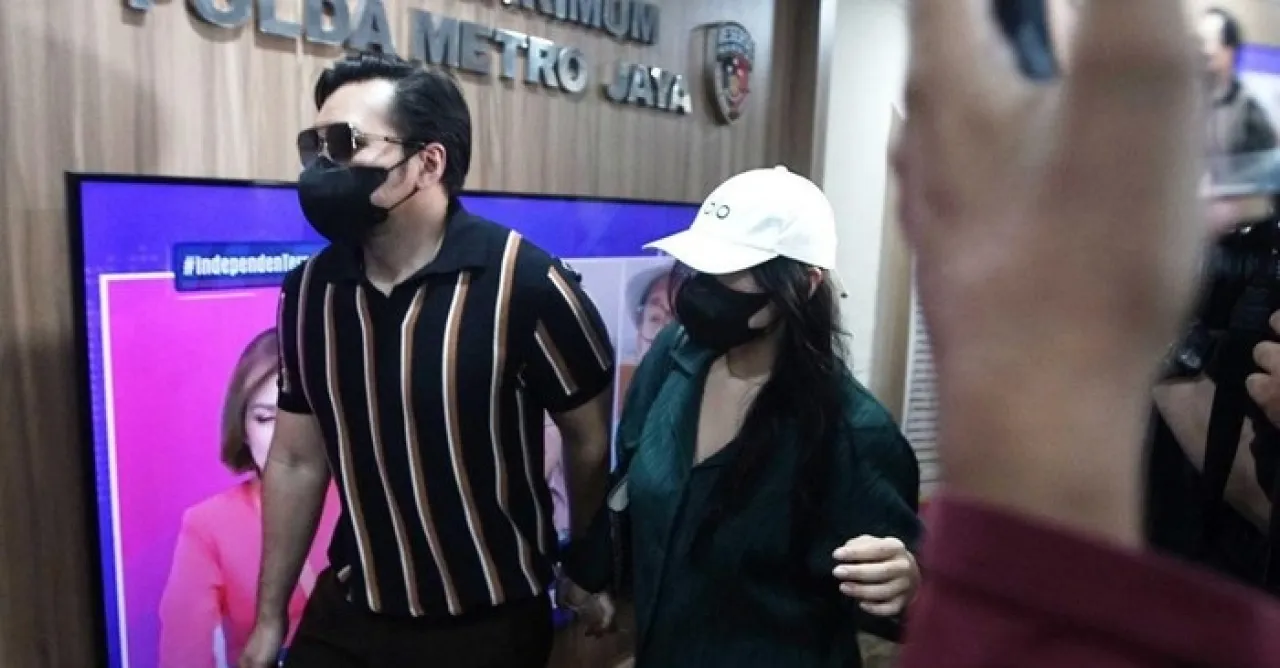 Audrey Davis (bertopi putih) ditemani ayahnya yang seorang musisi David Bayu, eks vokalis Naif band, di Polda Metro Jaya terkait dugaan video asusila mirip Audrey yang viral di media sosial.