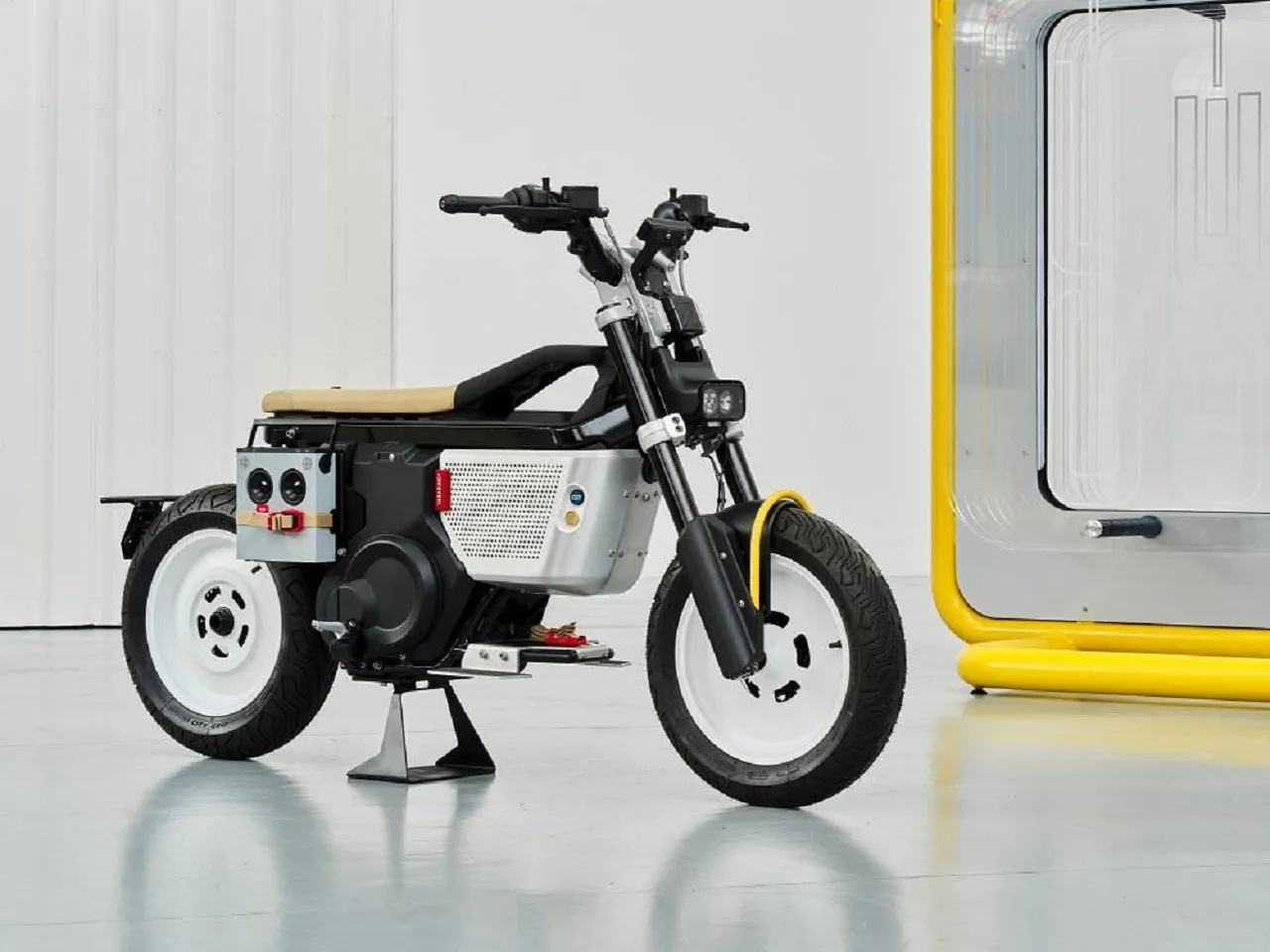 Bergaya Retro Masa Depan, BMW CE 02 x Vagabund Sasar Anak Muda