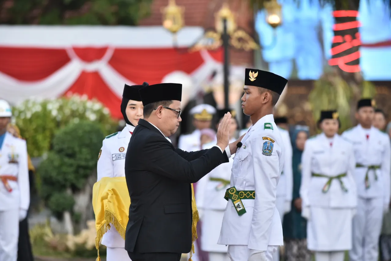 Kukuhkan Anggota Paskibraka Jatim, Pj. Gubernur Pesankan Jadi Agen Jaga Dan Pelihara Nilai Pancasila