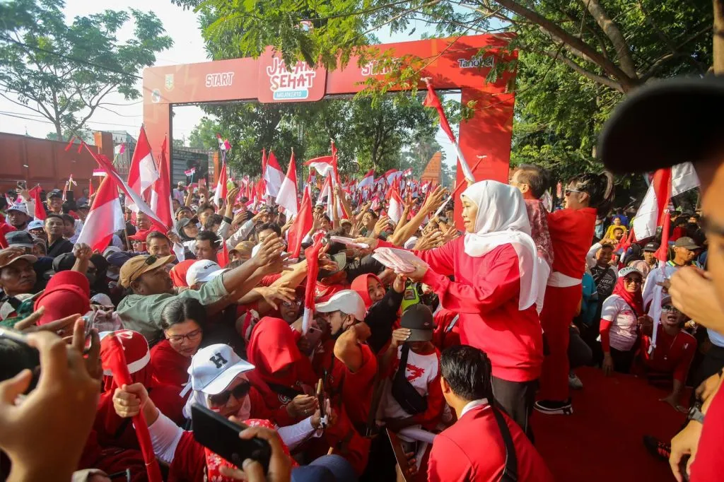 Membludak, Ribuan Warga Mojokerto kuti Jalan Santai Agustusan Bersama Khofifah