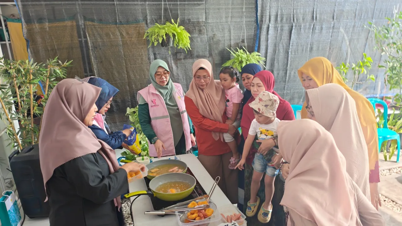 Hari Kebaya Nasional, Srikandi PLN Gelar Aksi Sosial dan Siaga Layani Pelanggan