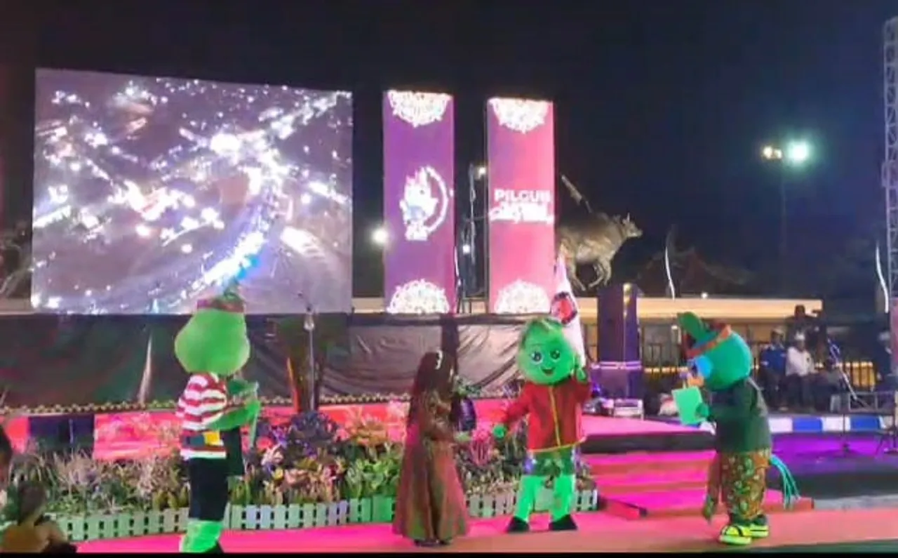 KPU Sampang Sukses Gelar Kirab Maskot Pilkada 2024
