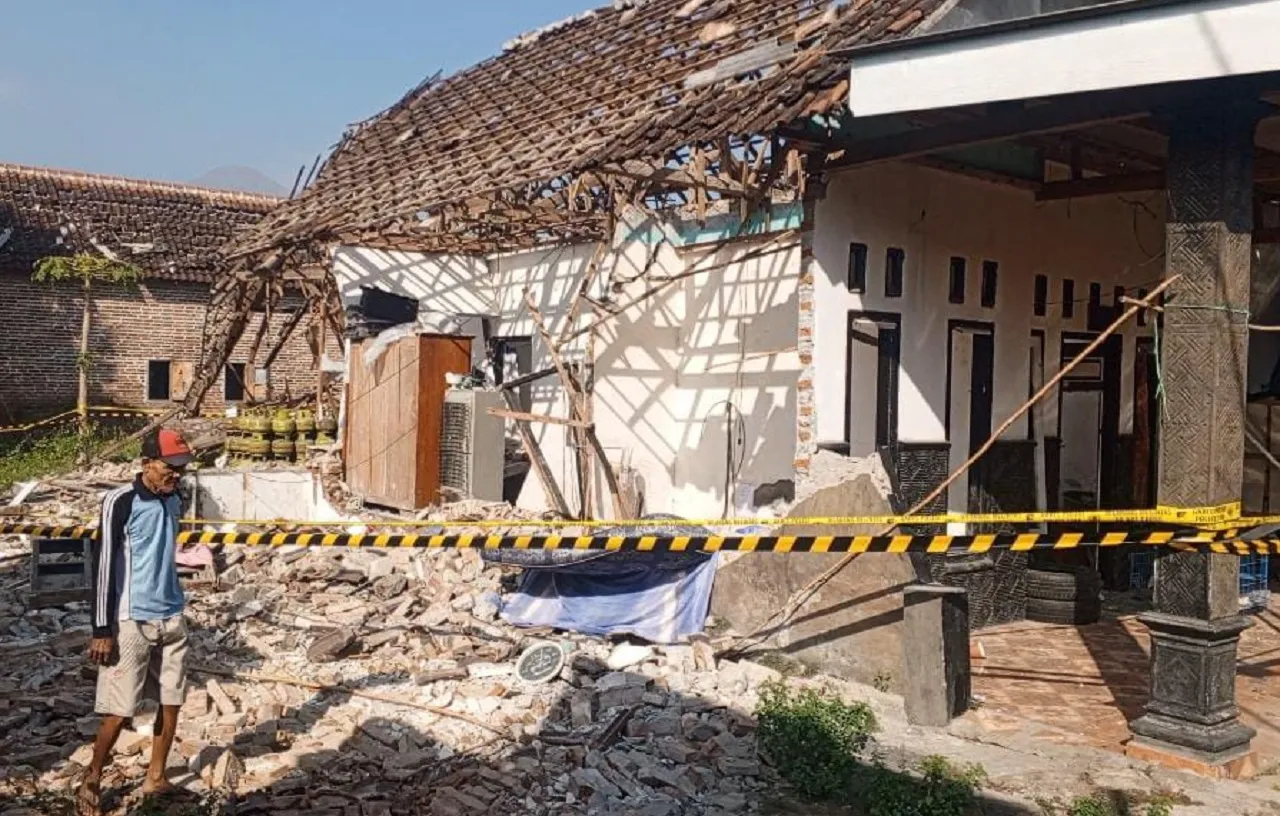Diduga Oplos Tabung Gas Elpiji Meledak, 5 Unit Rumah Rusak Parah