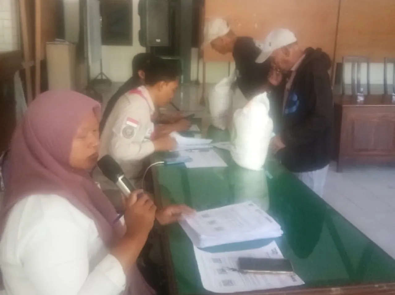 Tingkatkan Ketahanan Pangan, Pemdes Balongbendo Salurkan Bansos Beras