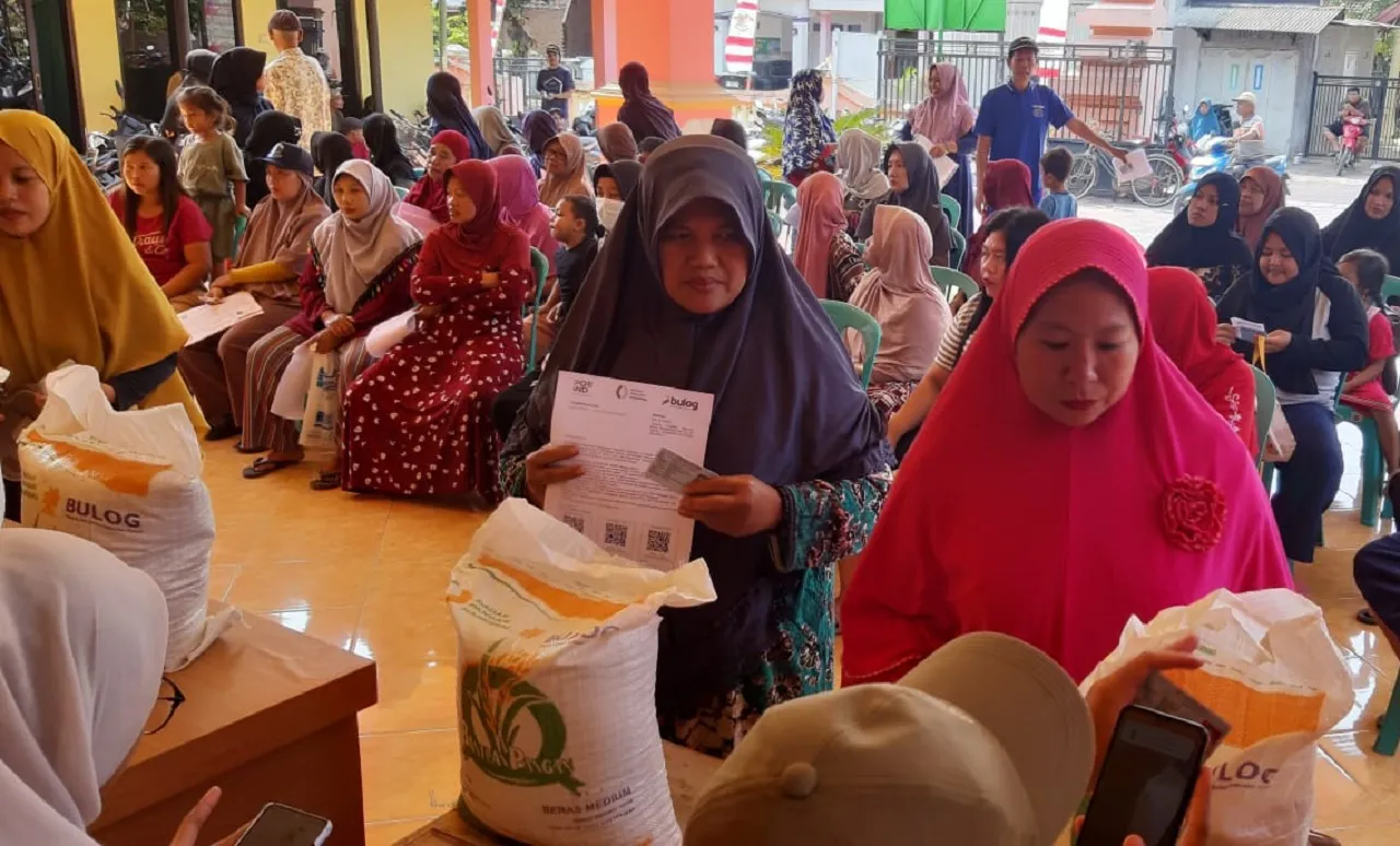 Tingkatkan Ketahanan Pangan, Pemdes Kedinding Bagikan Bansos Beras