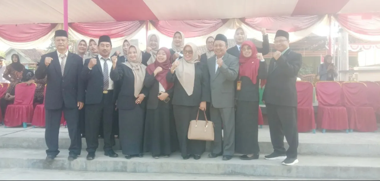 Semarakkan HUT RI ke-79, SMPN 1 Jabon Borong Juara Gerak Jalan Putra-Putri